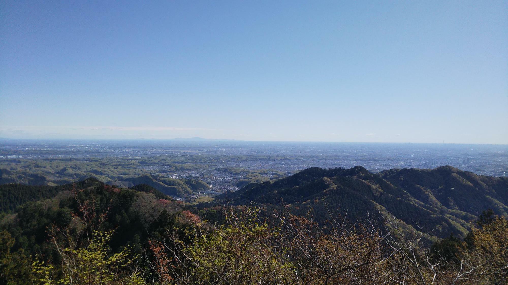 景信山から都心を眺める　筑波山も見えます