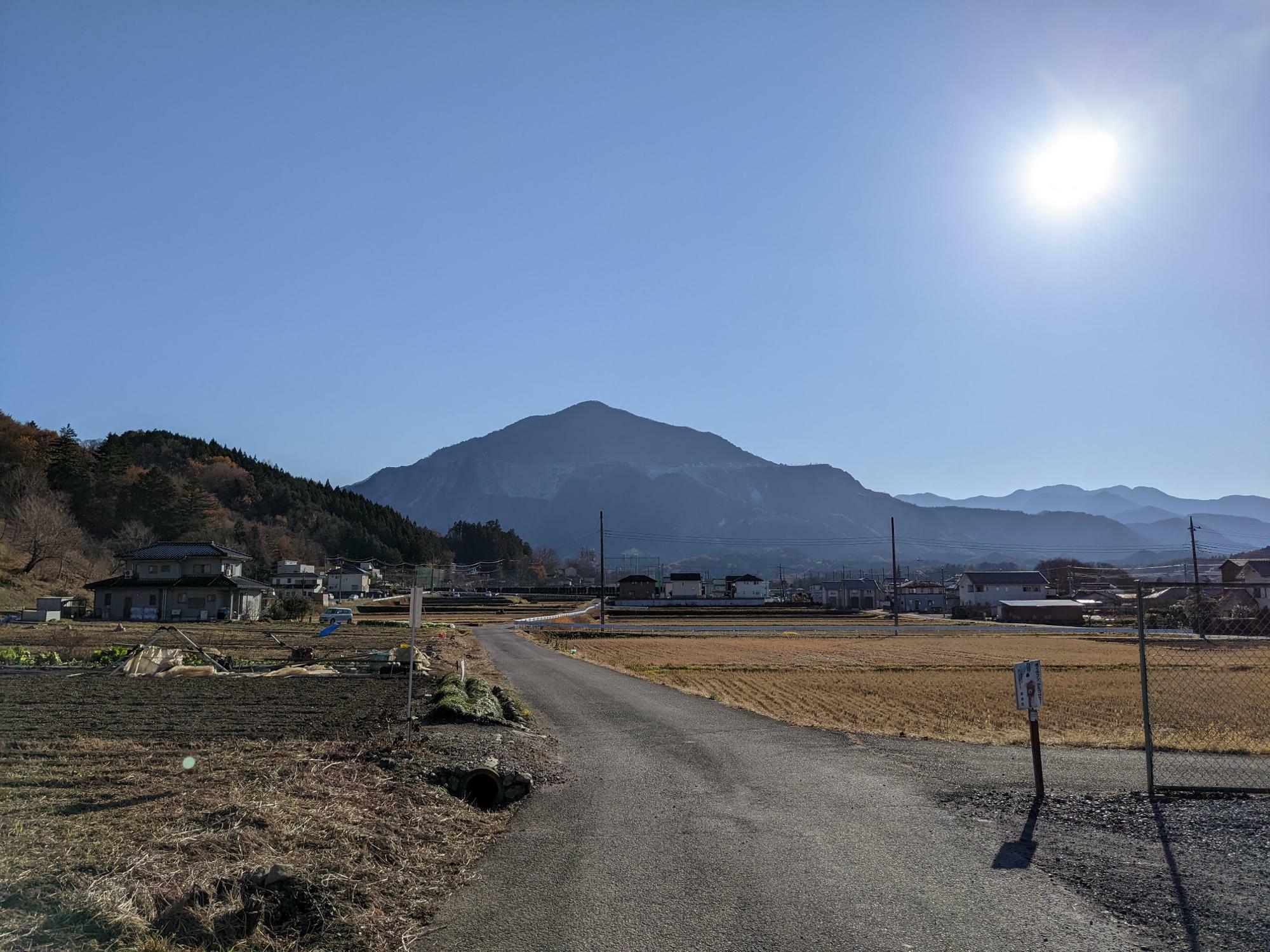 石灰岩を採掘されている武甲山