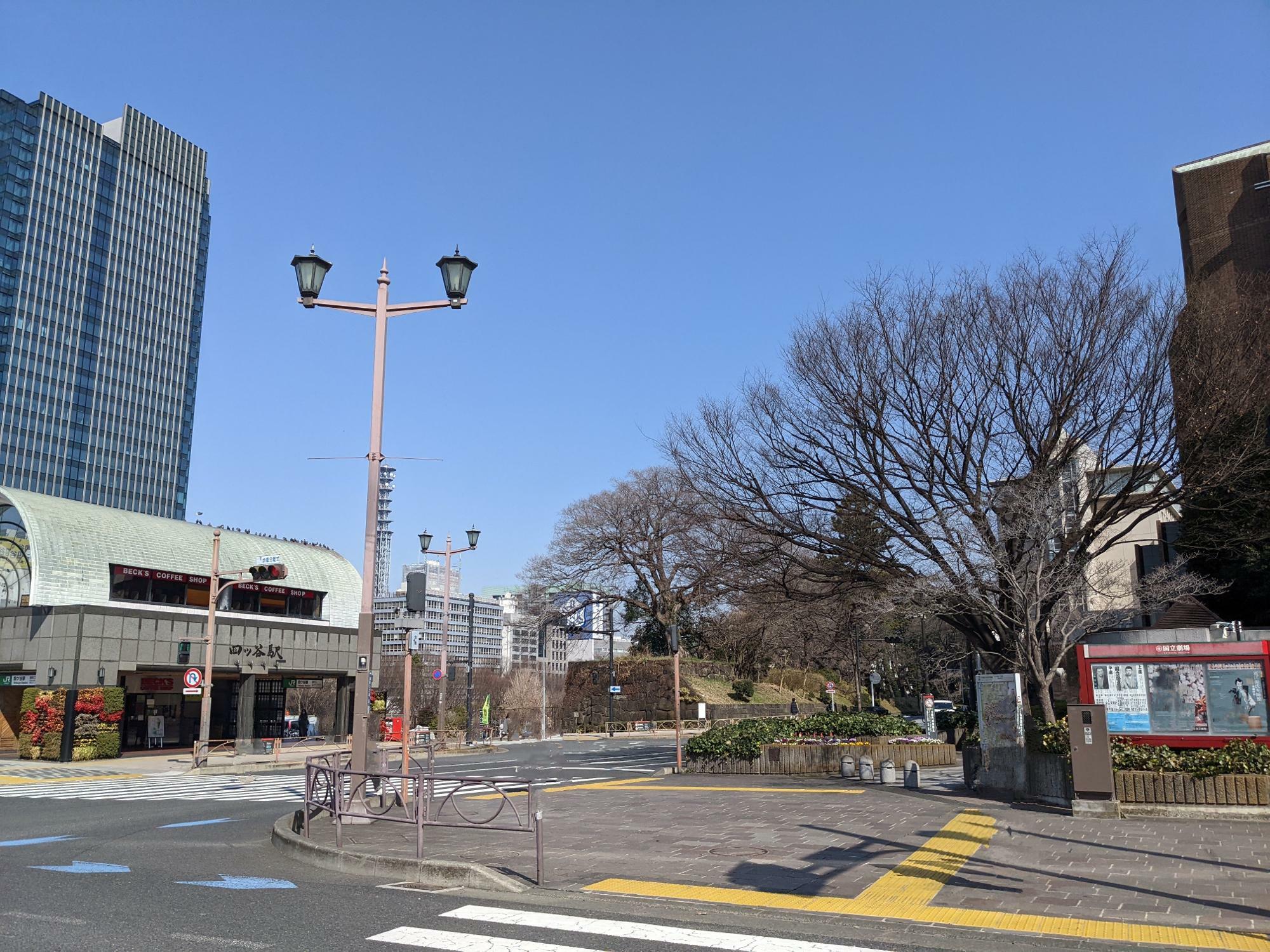 JR四谷駅と江戸城外堀