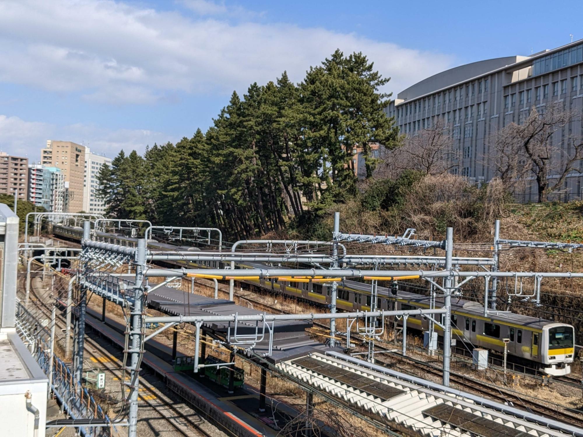 JR四ツ谷駅　線路に架かる橋から見る江戸城外堀とJR総武線列車