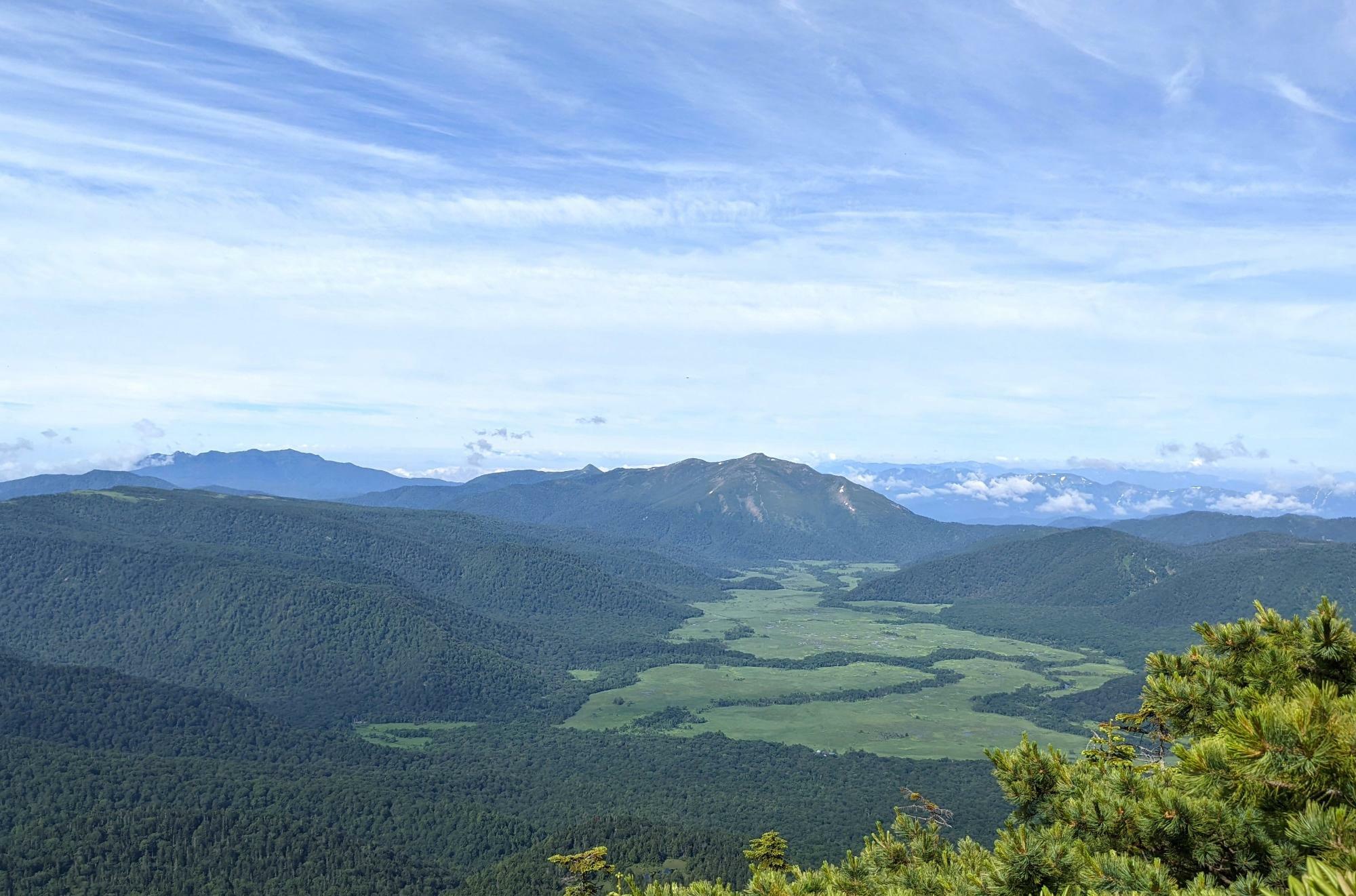 燧ケ岳山頂から見る尾瀬ヶ原の全景と至仏山