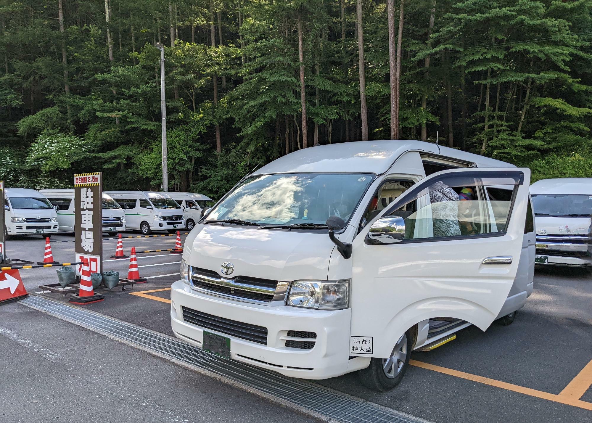 鳩待峠に向かう乗合タクシー（尾瀬第一駐車場）