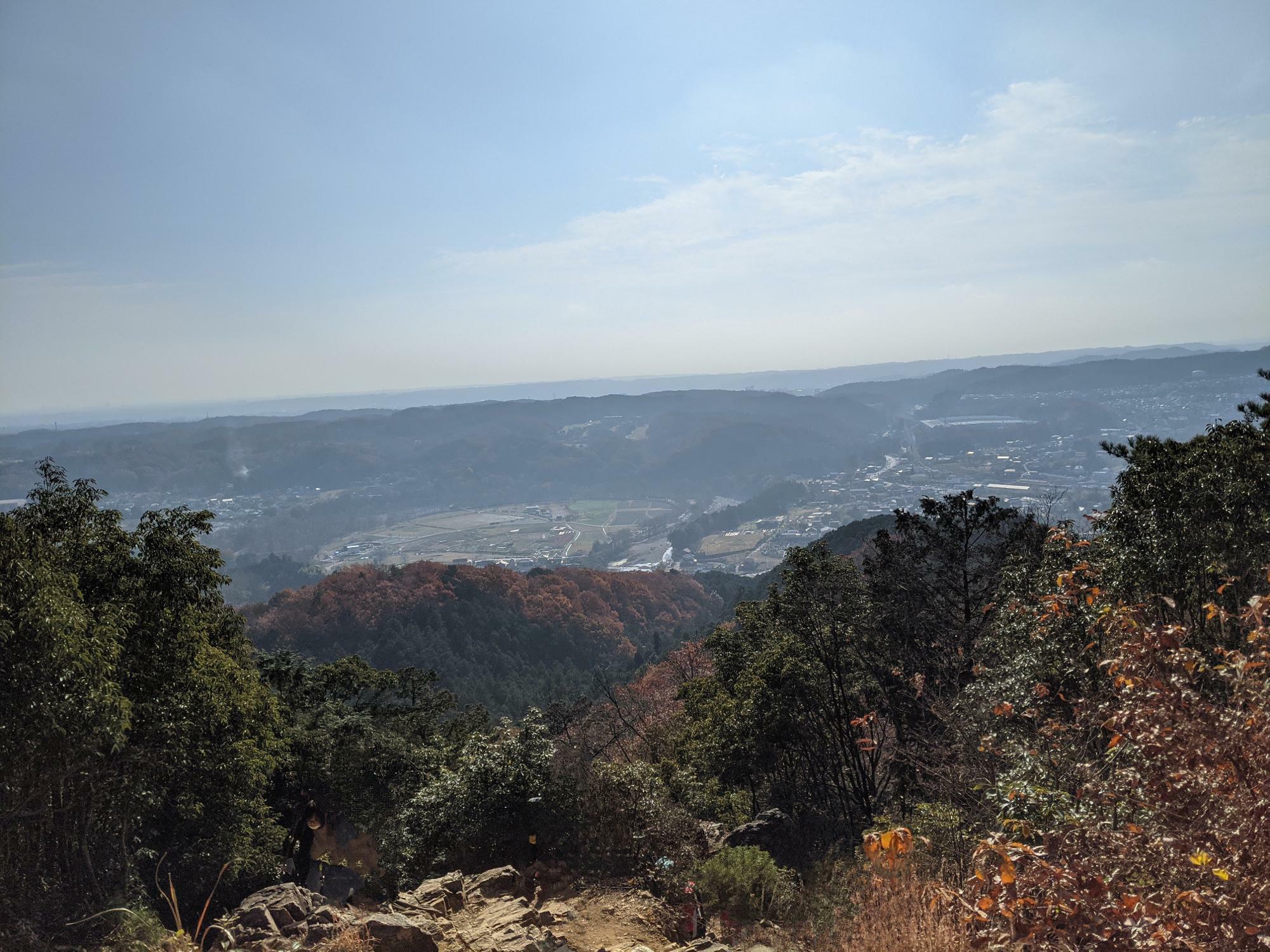 男坂の岩場と麓を見下ろす風景