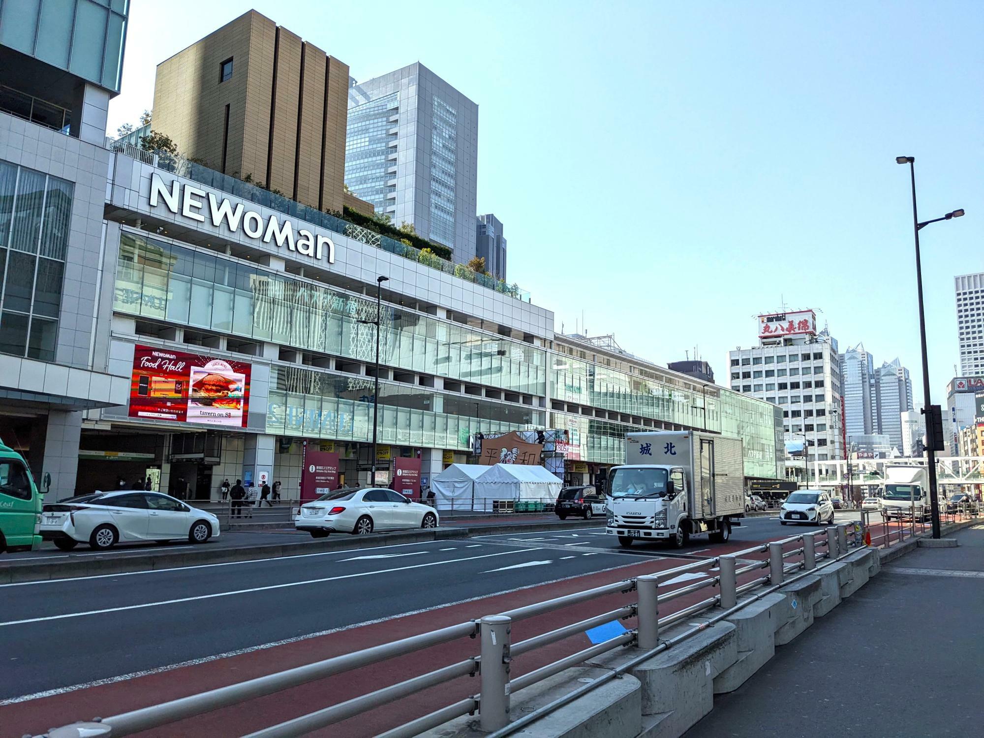 JRの線路を高架橋で渡る甲州街道に面しているバスタ新宿（東京都新宿区）