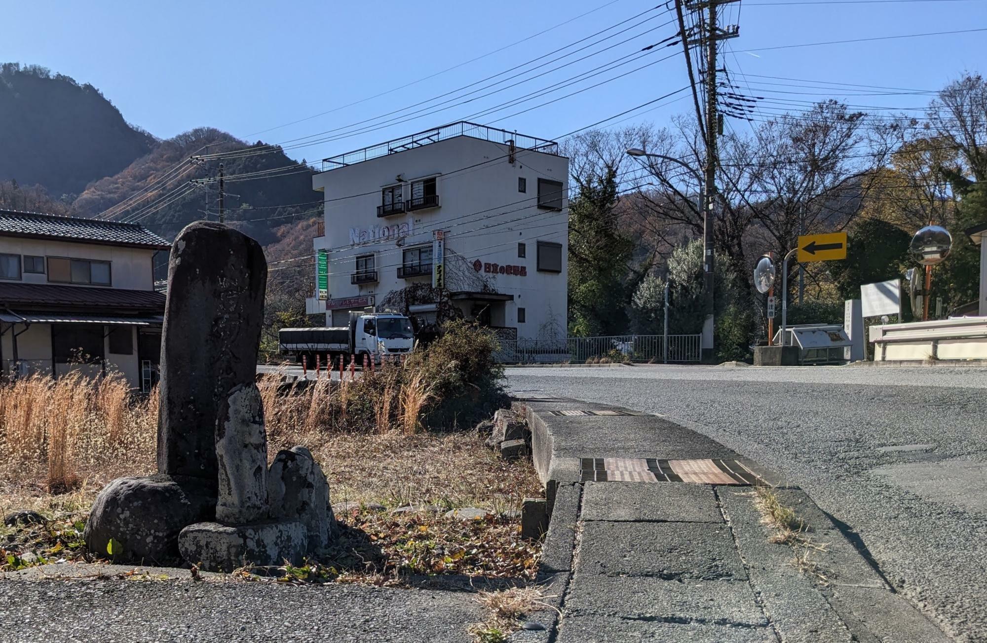 阿弥陀寺の向かいにある石碑