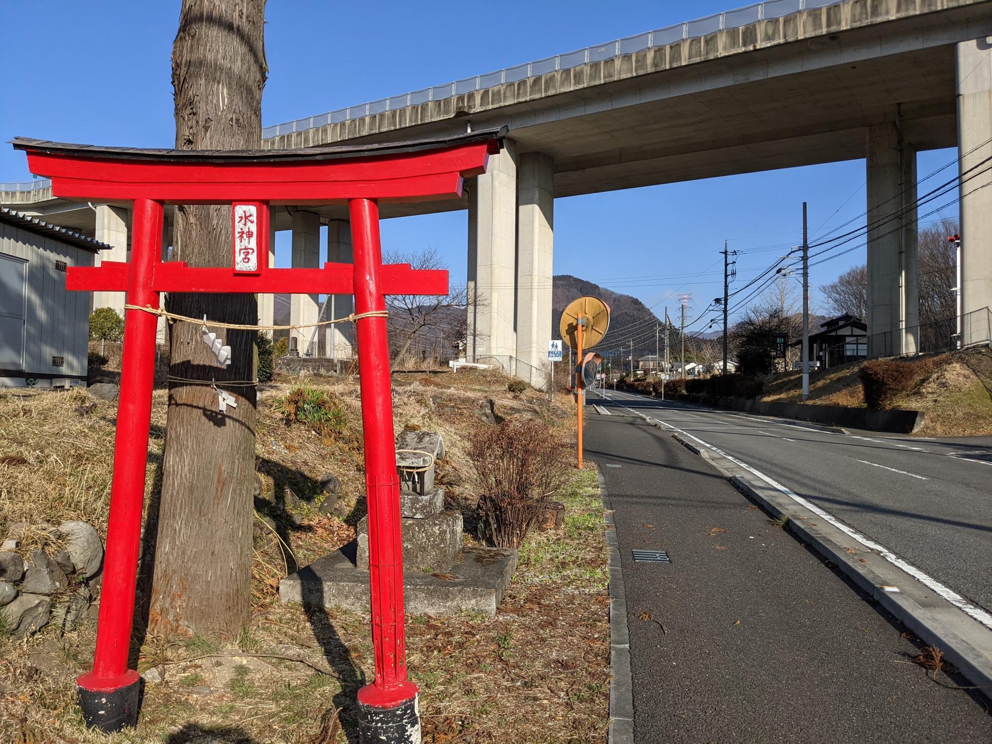 旧中山道の上を上信越道が走り抜ける（坂本宿：群馬県安中市松井田町）