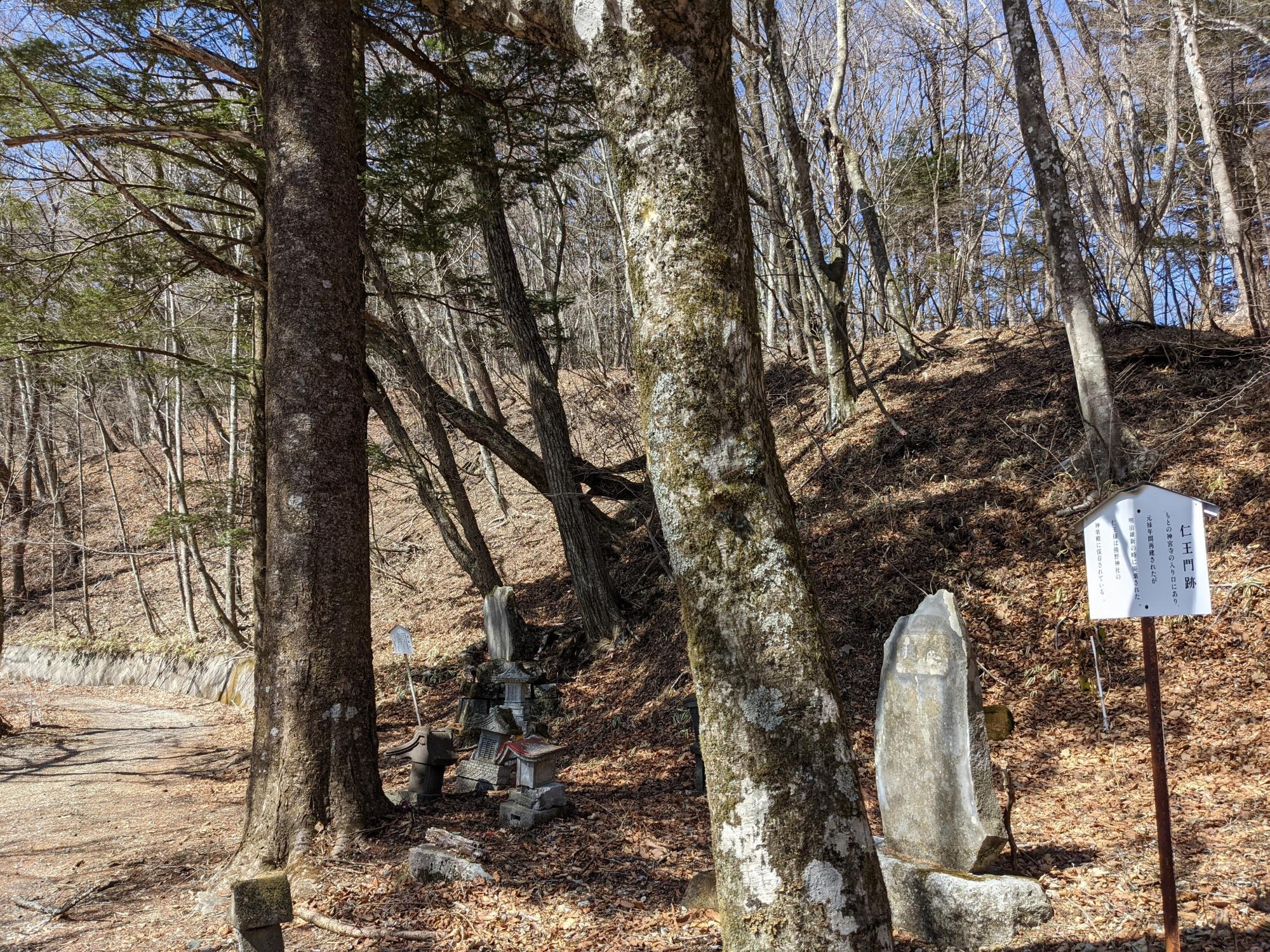 大人の日帰りウォーキング 賽銭箱が2つ？珍しい県境の神社に