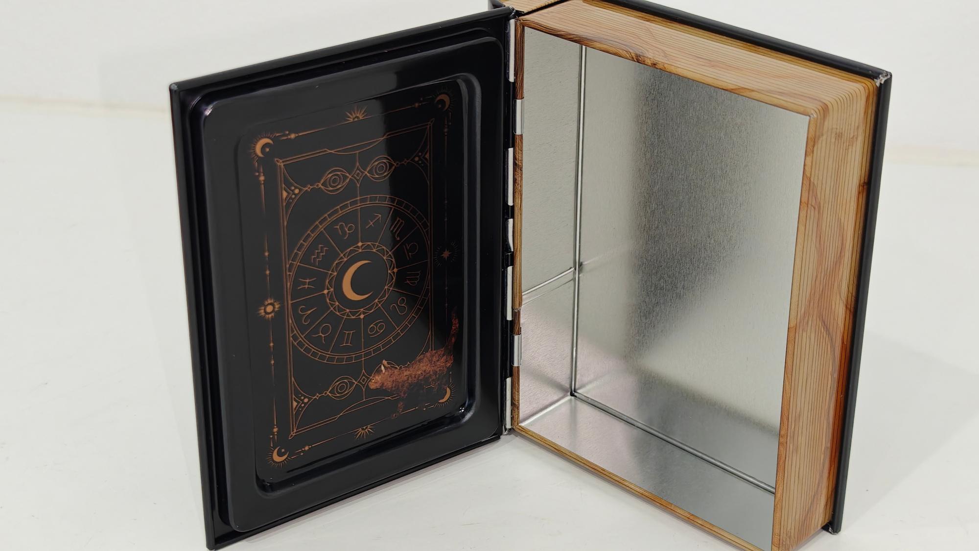 販売終了品❤︎新品❤︎カルディ❤︎魔法辞書缶❤︎4種セット カルディ、手をのせて詠唱したくなる「魔法辞書缶」発売