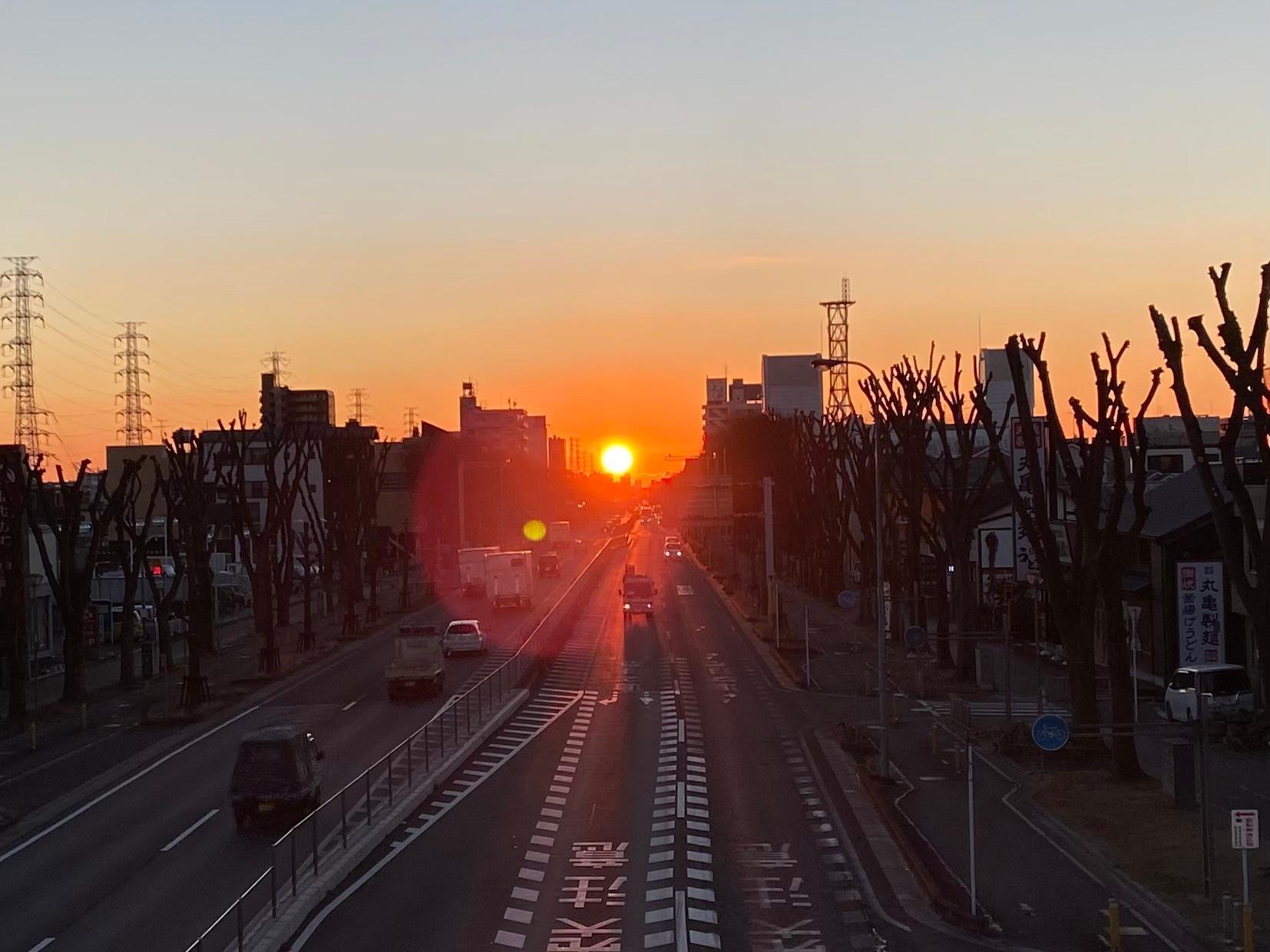 太陽が完全に姿を現した国道16号、歩道橋からの景色（12月下旬　6時56分頃）