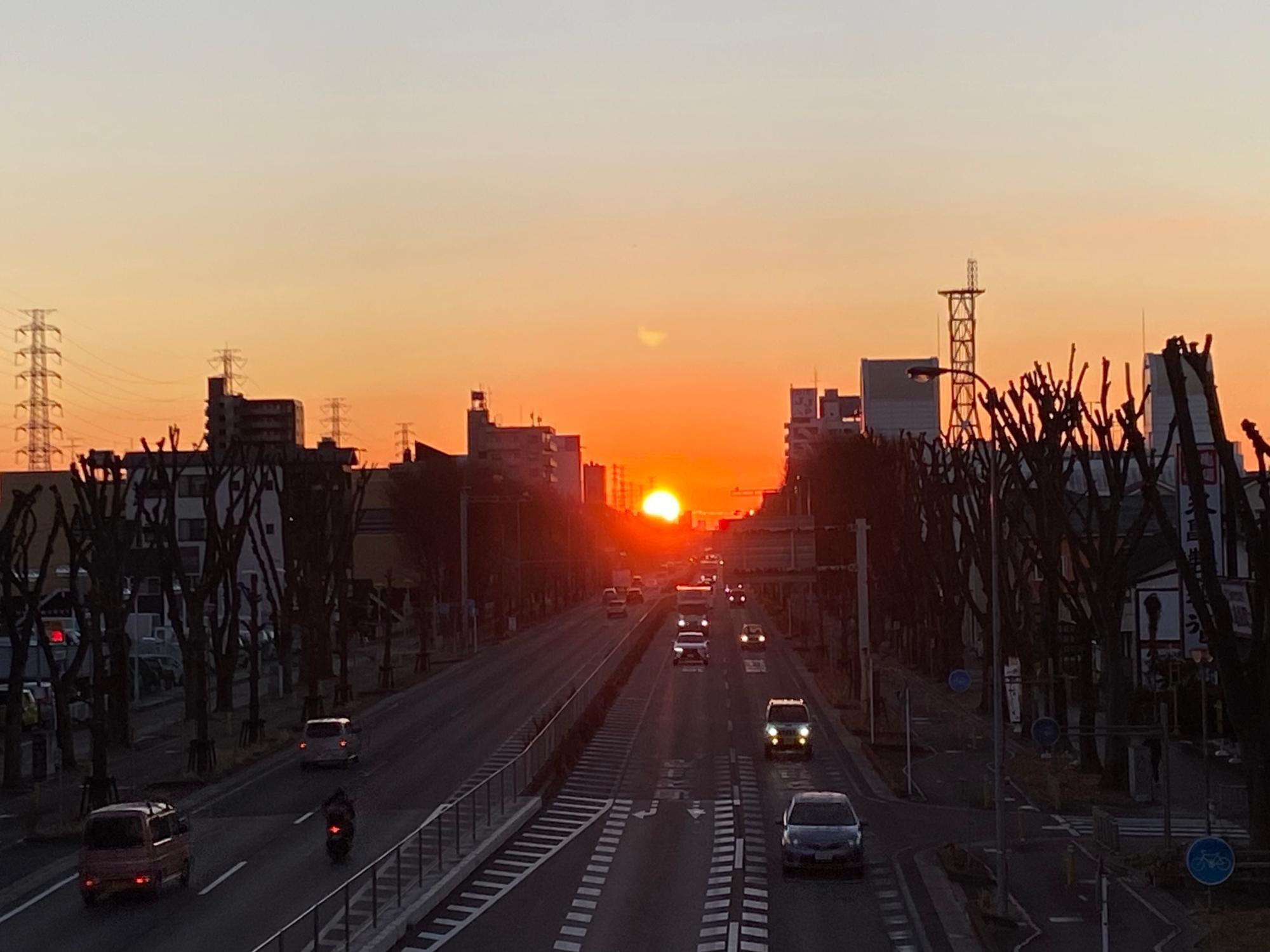 国道16号、歩道橋からの景色（12月下旬　6時54分頃）