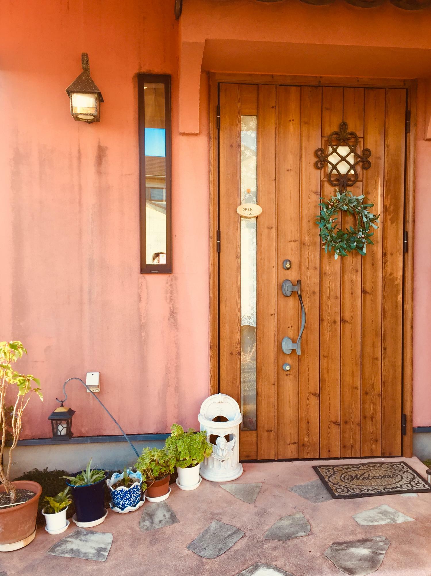 鉢植えと温かみのある木製のドア