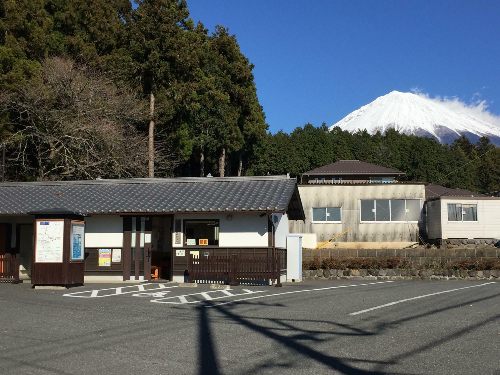 構成資産『山宮浅間神社』案内所で1枚。