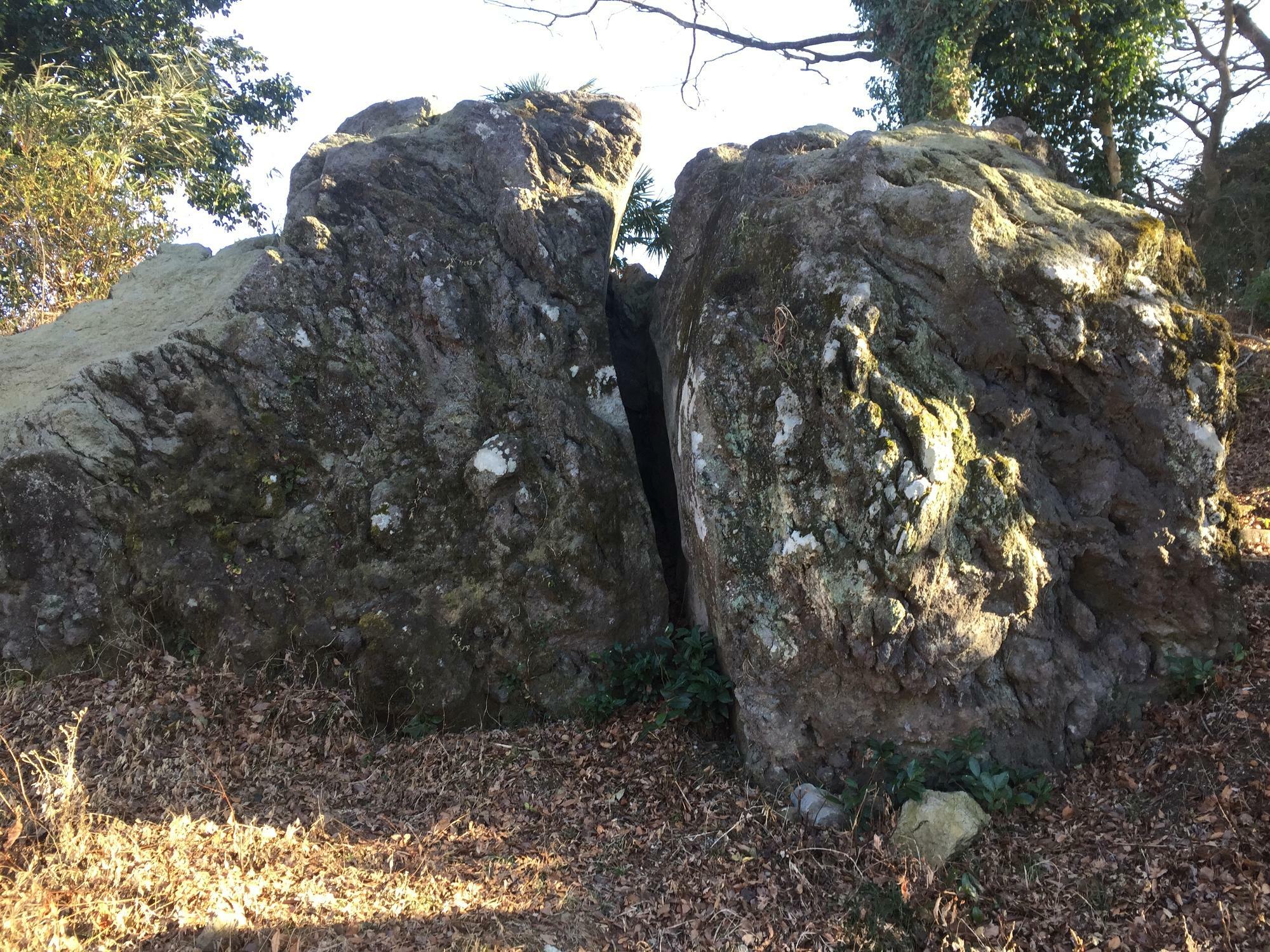 二つに割れた大きな石。これが『曽我の隠れ岩』です。