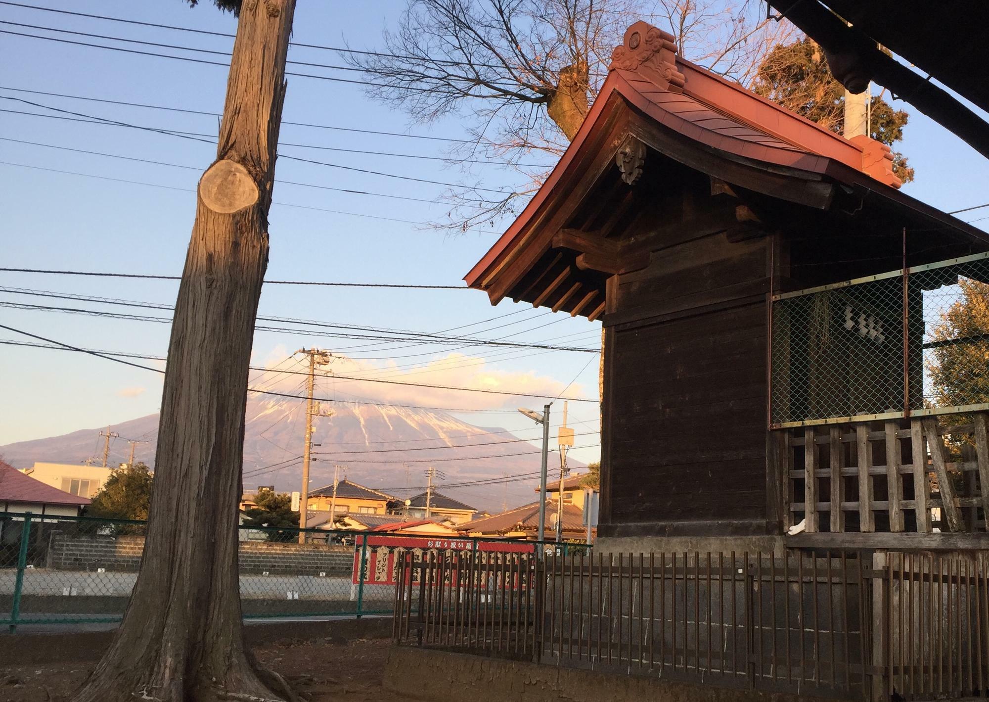 神殿の奥には富士山が見えます。