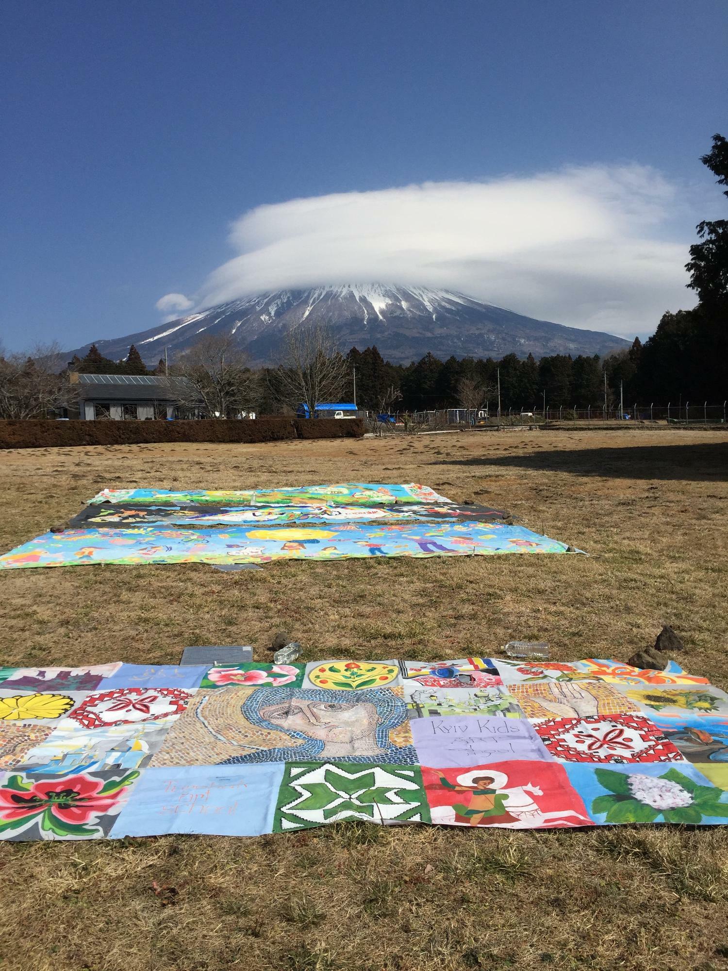 富士山の前に並べられています。