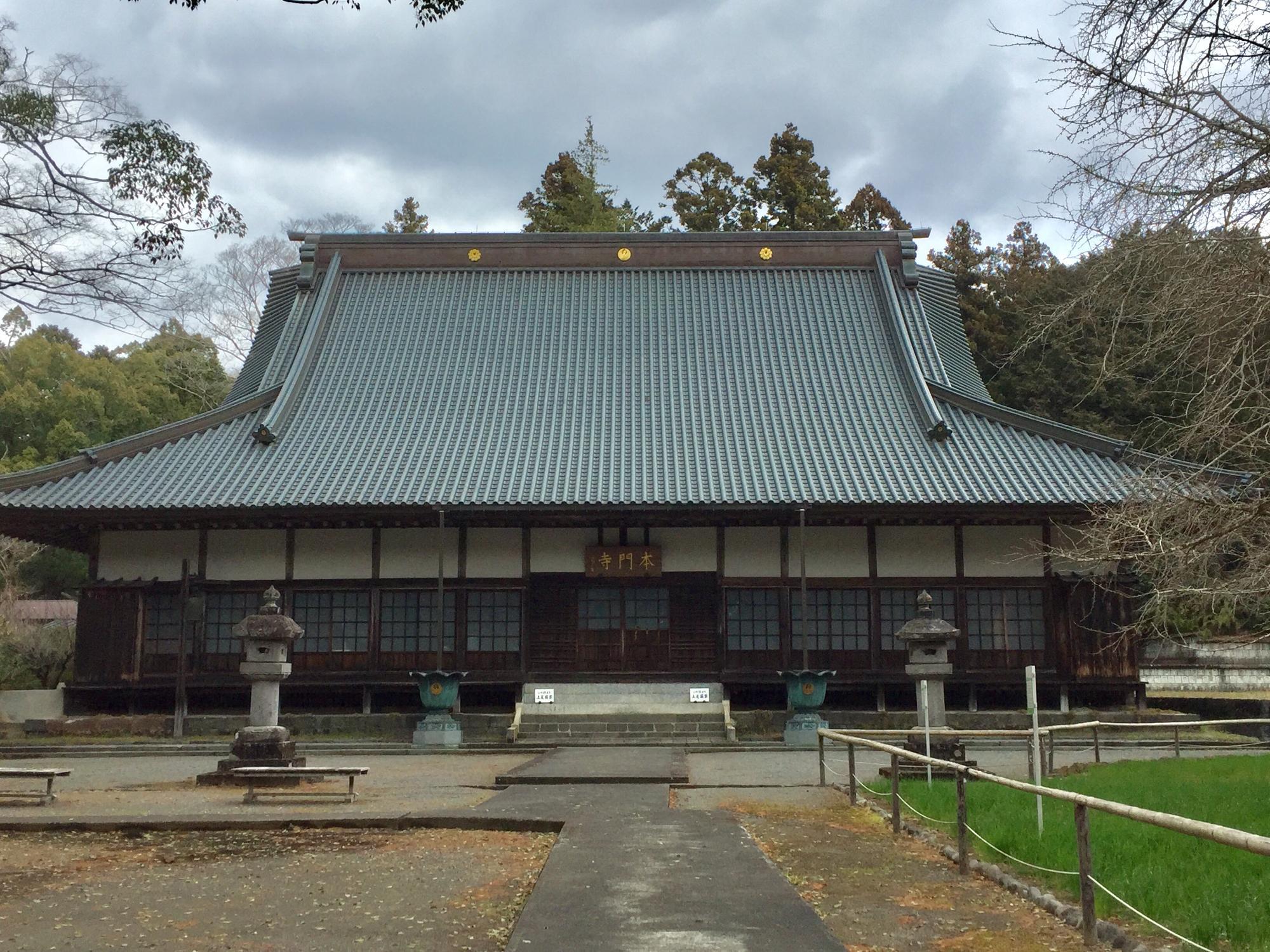 立派なたたずまいの西山本門寺