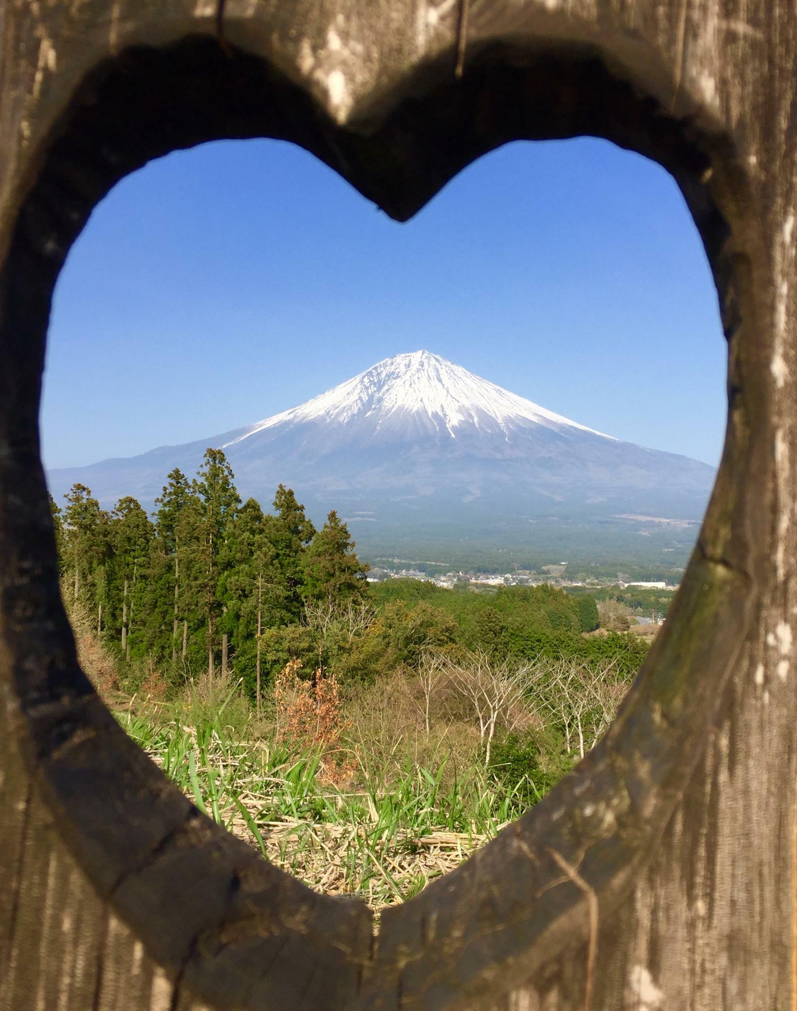 ハートから覗く富士山！