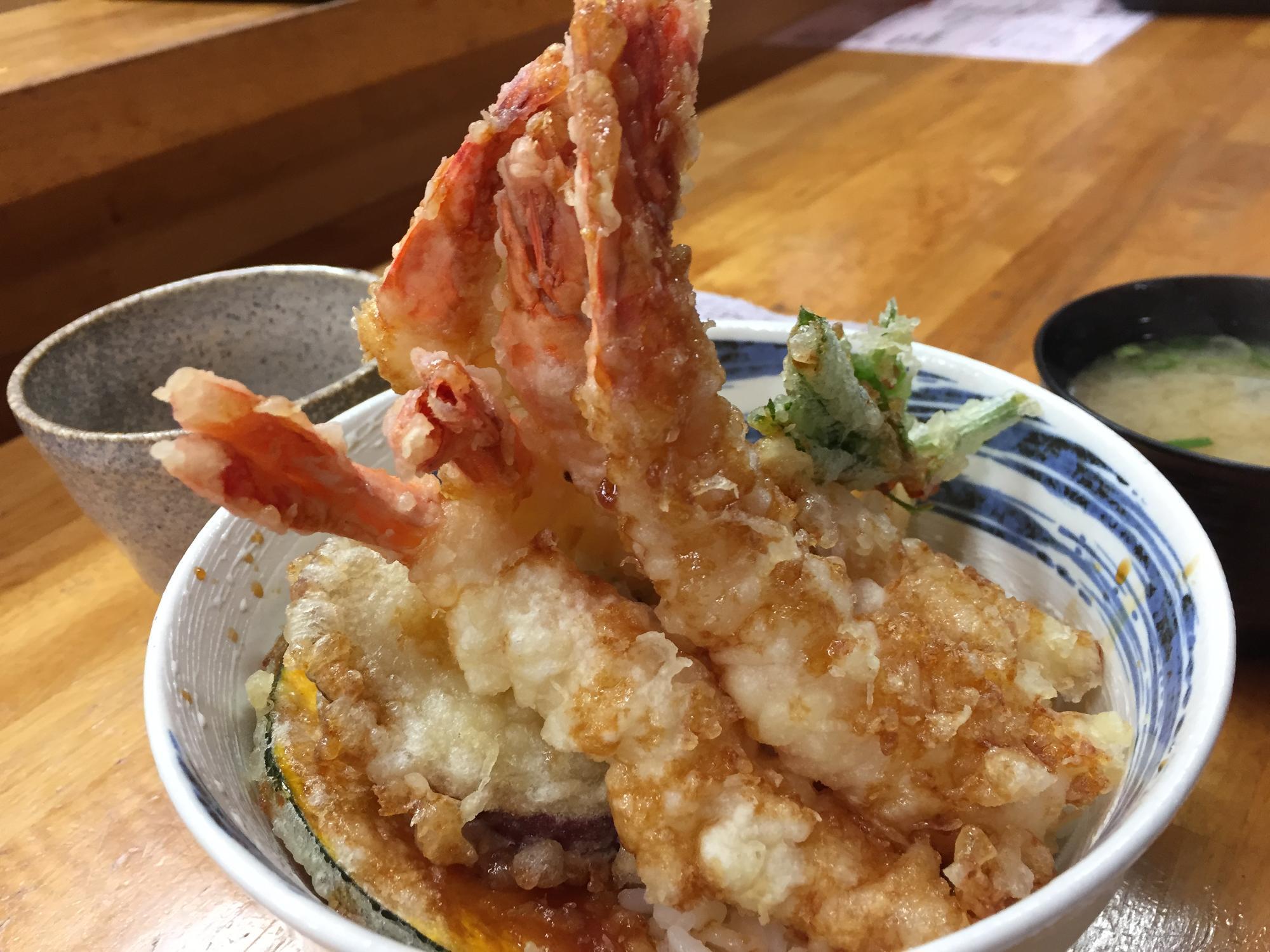 大迫力の海老天丼！