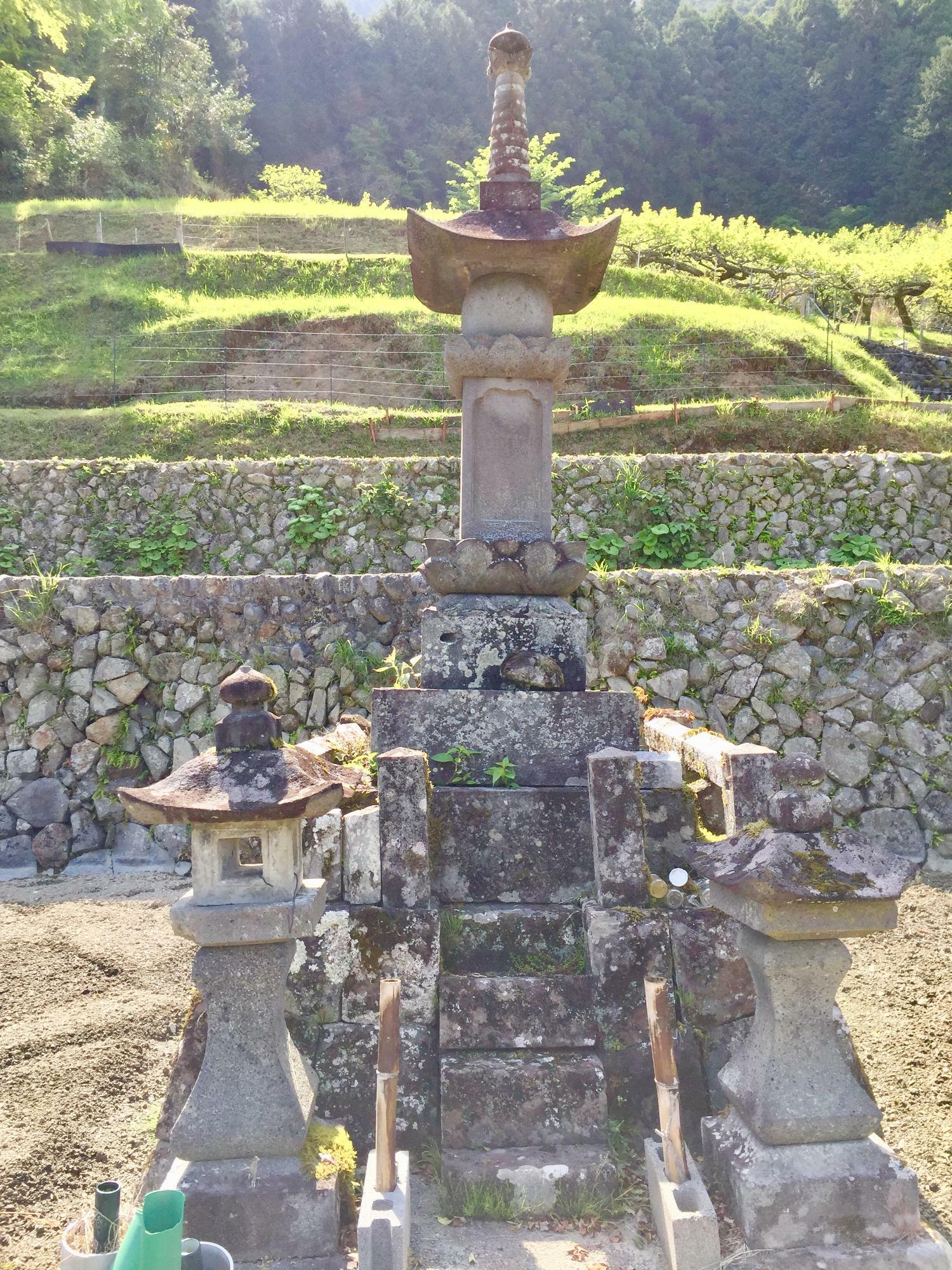 江戸時代に再建されたと言う平維盛の墓。堂々とそこにありました。