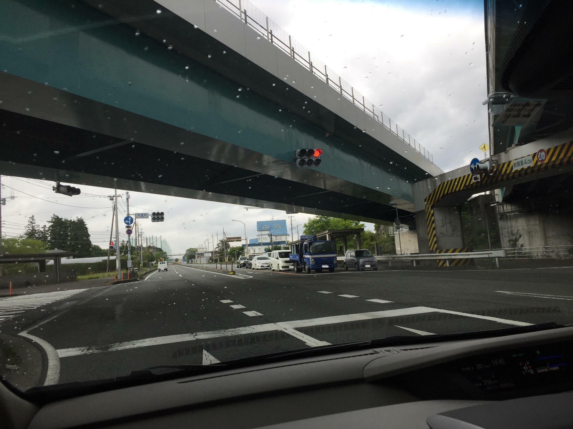 上の高架橋は東名高速道路が通っています。