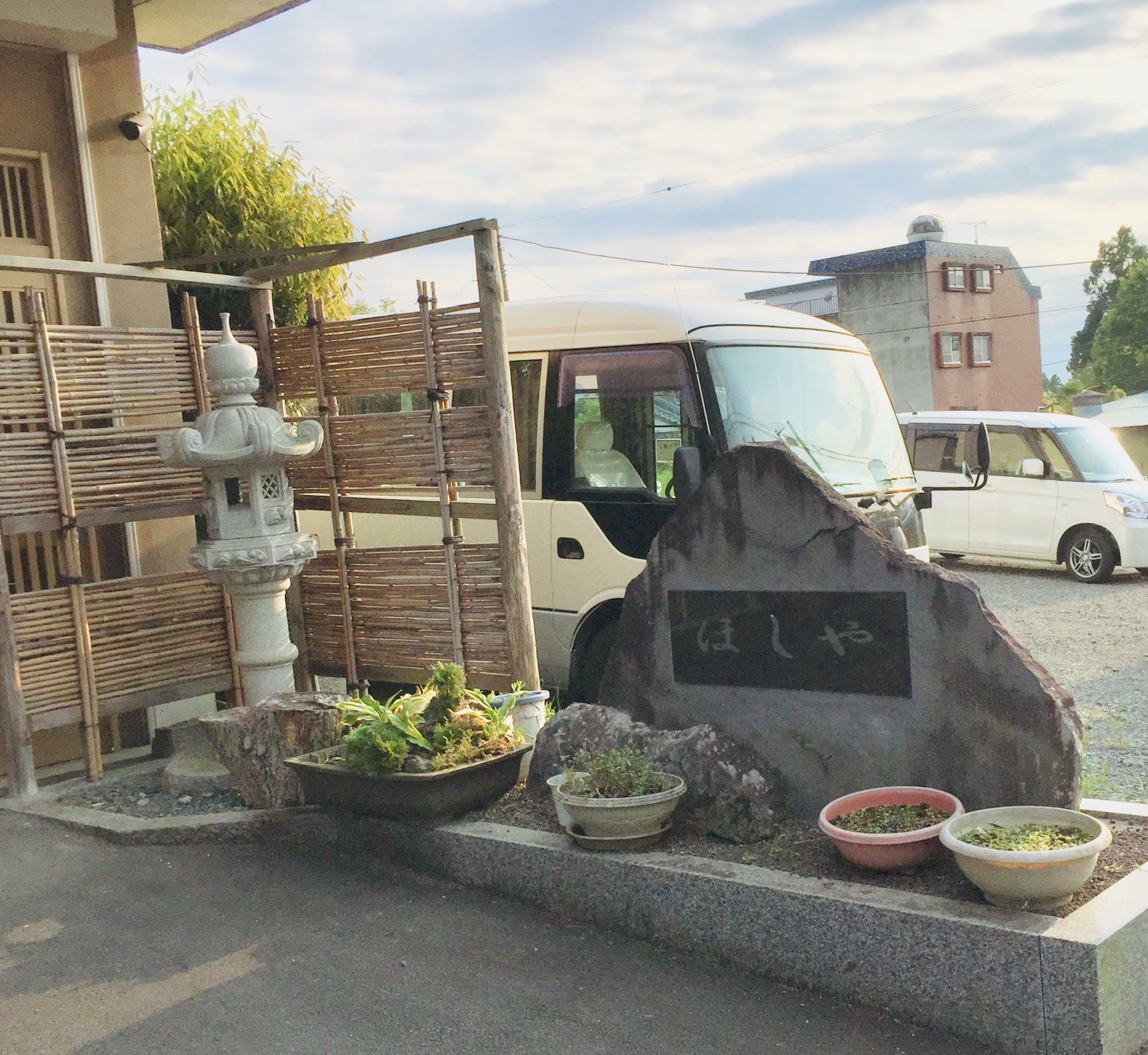 お店の前にも横にも広い駐車スペースがあります。