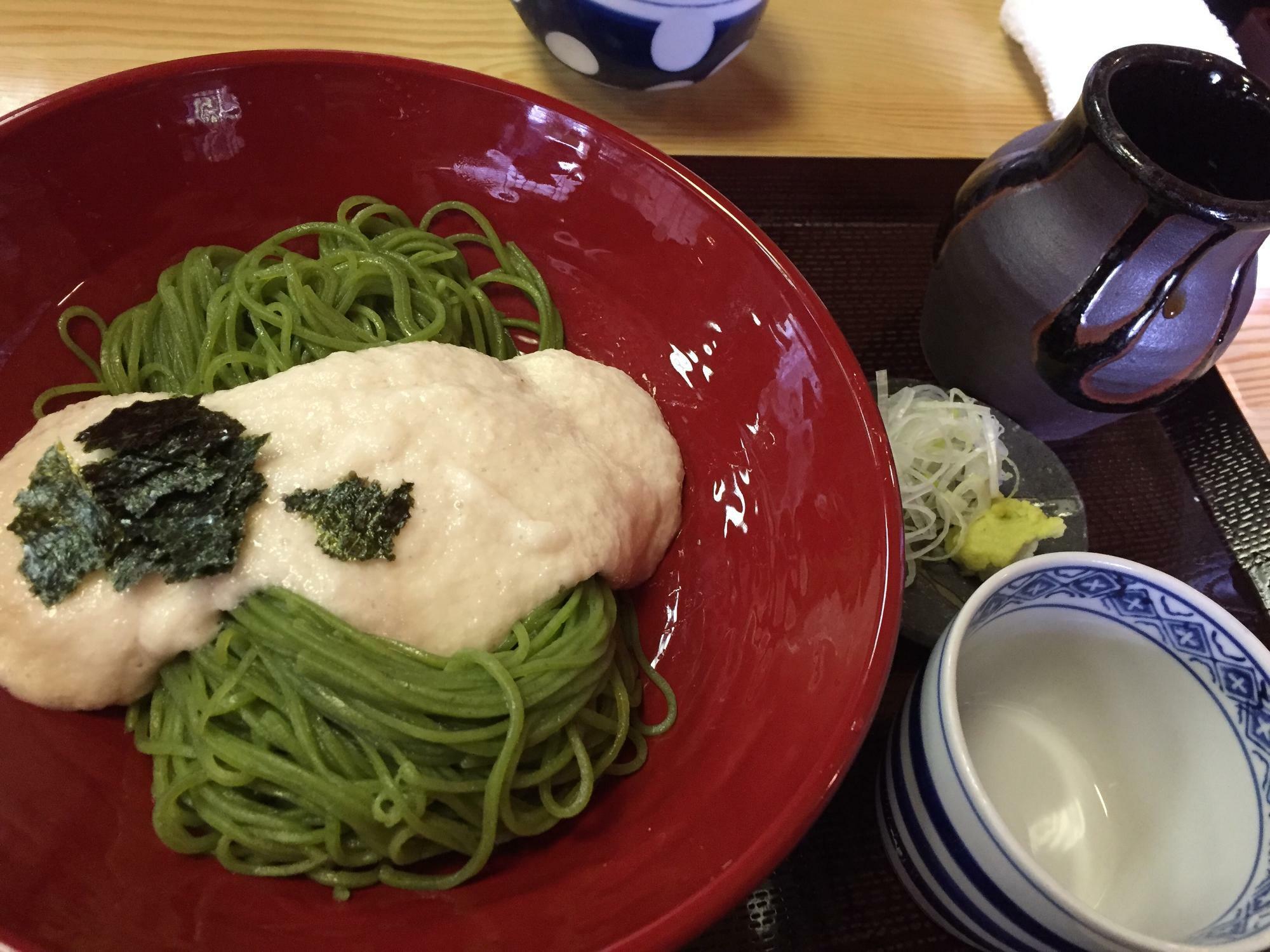 茶蕎麦の芋かけ