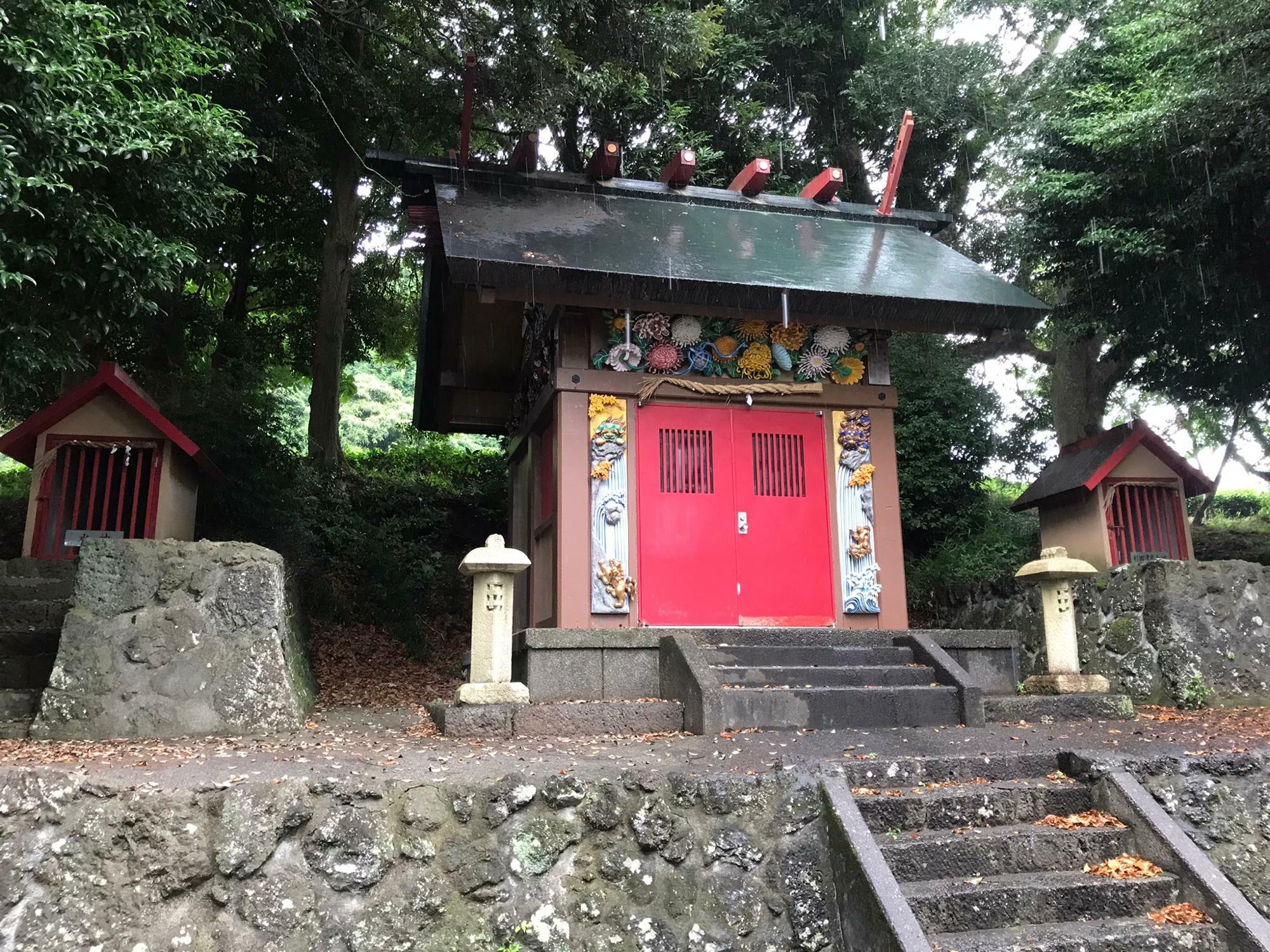 神殿にも色鮮やかな彫刻が施されています。