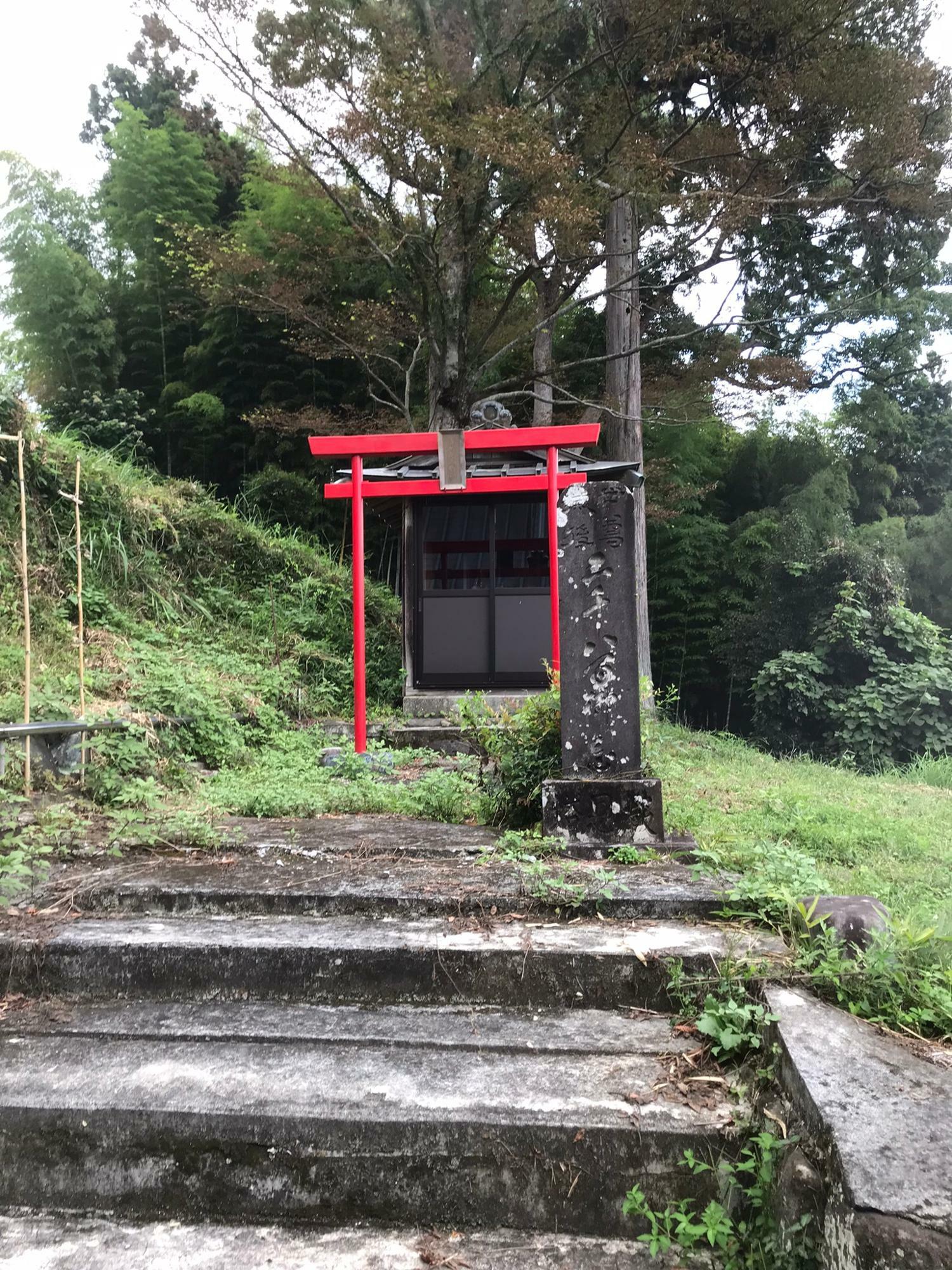 右側には稲荷神社があります。