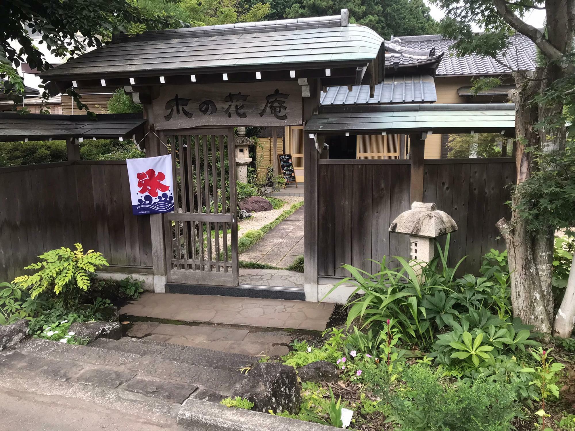 純和風な雰囲気の門