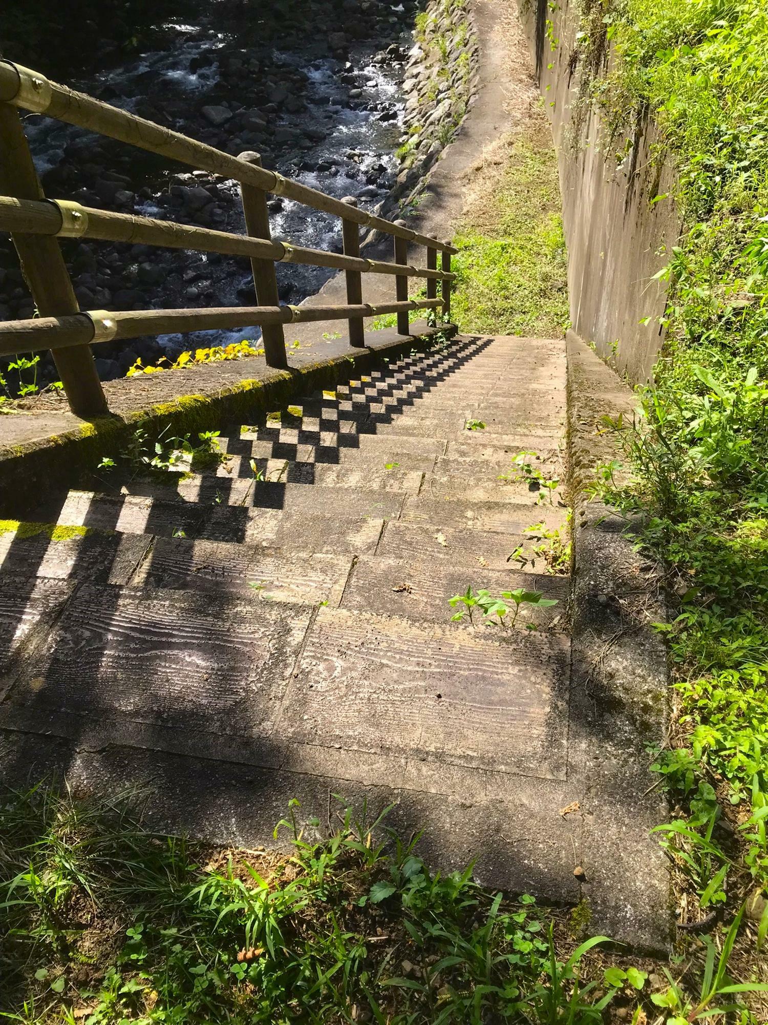 階段があり、川の近くまで降りられます。
