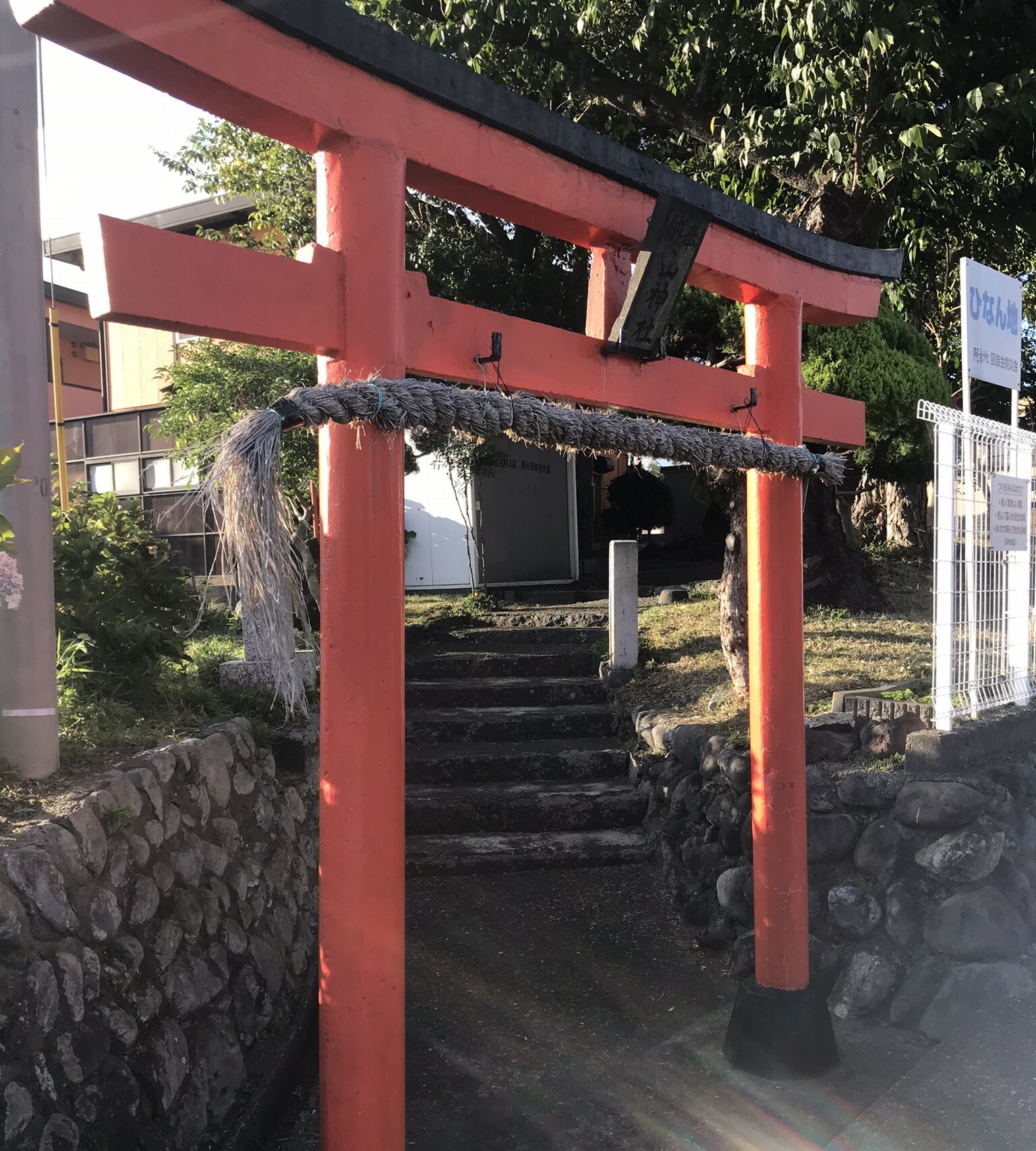 若の宮町の山神社