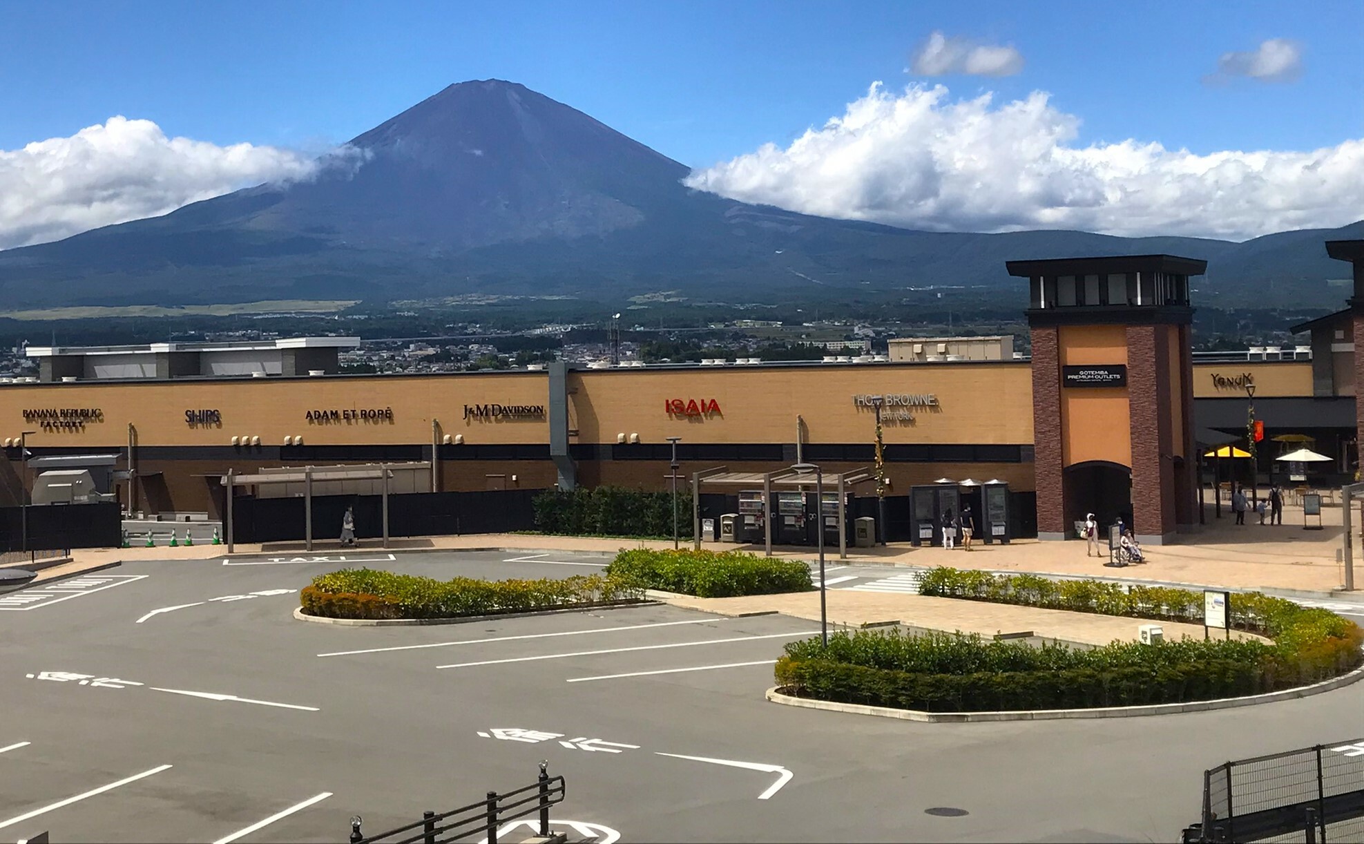 HILL SIDE前のバスターミナルからの富士山