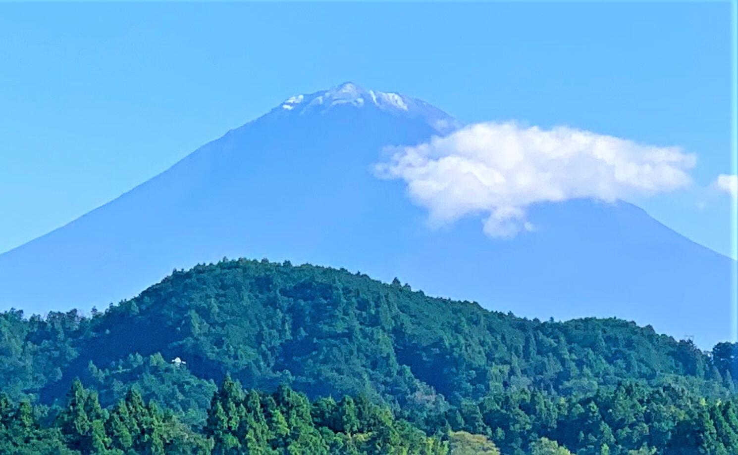 今朝の富士山。頂上にうっすら雪が積もりました。
