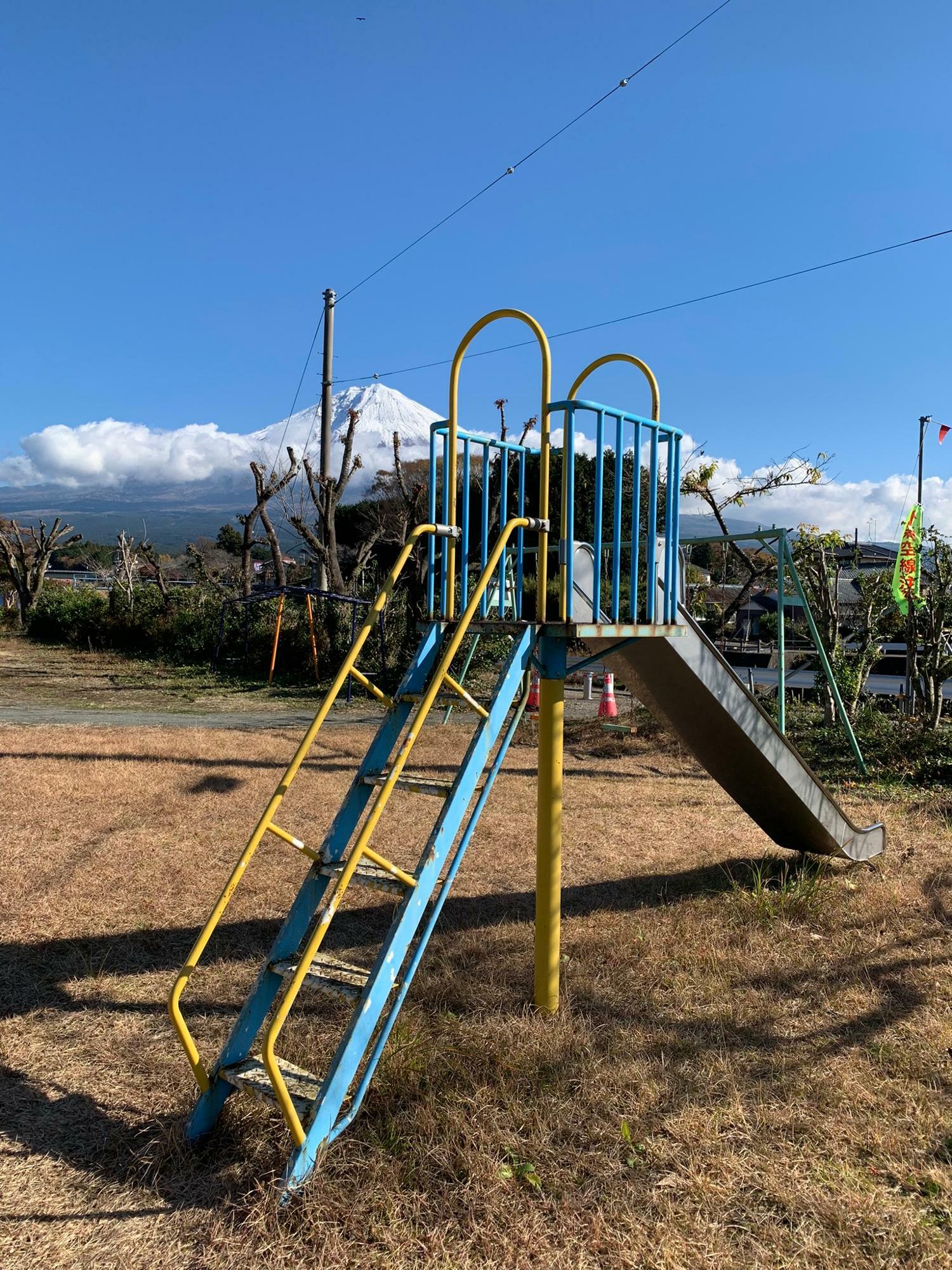 どの遊具からも富士山が見えます