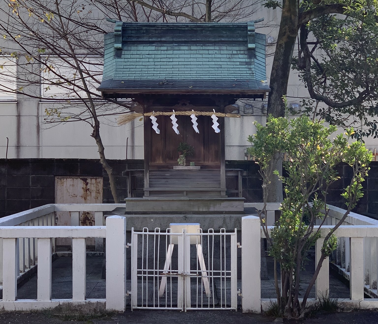 神田神社にもしめ縄が付けられていました