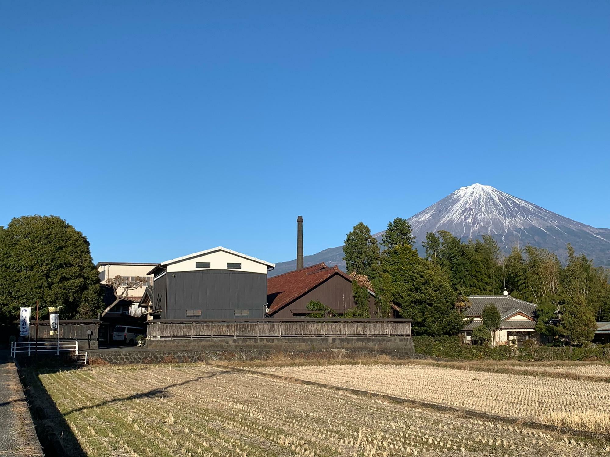 歴史を感じる酒蔵と富士山！絵画のようです！
