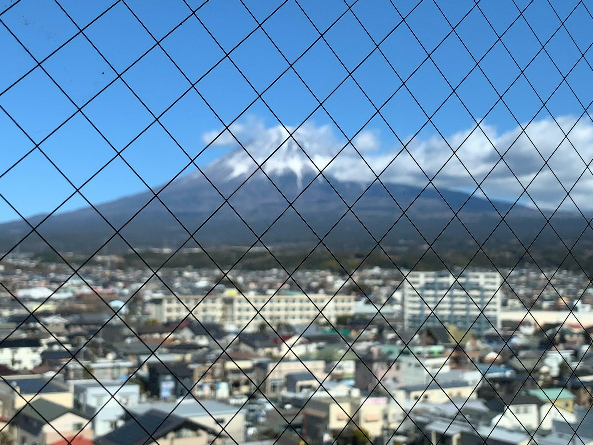 エレベーターを降りると左側の窓にはすでに富士山が見えます
