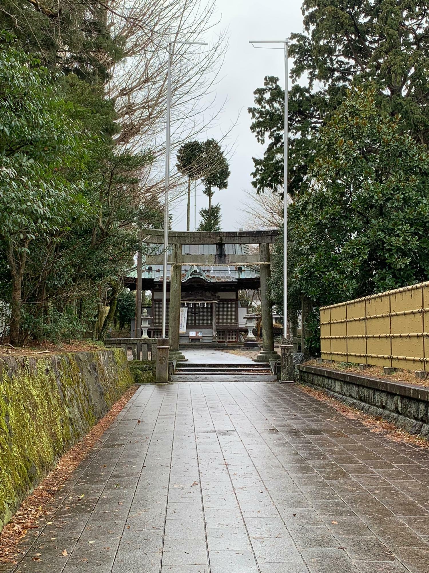 参道の左側には穂見神社が鎮座しています