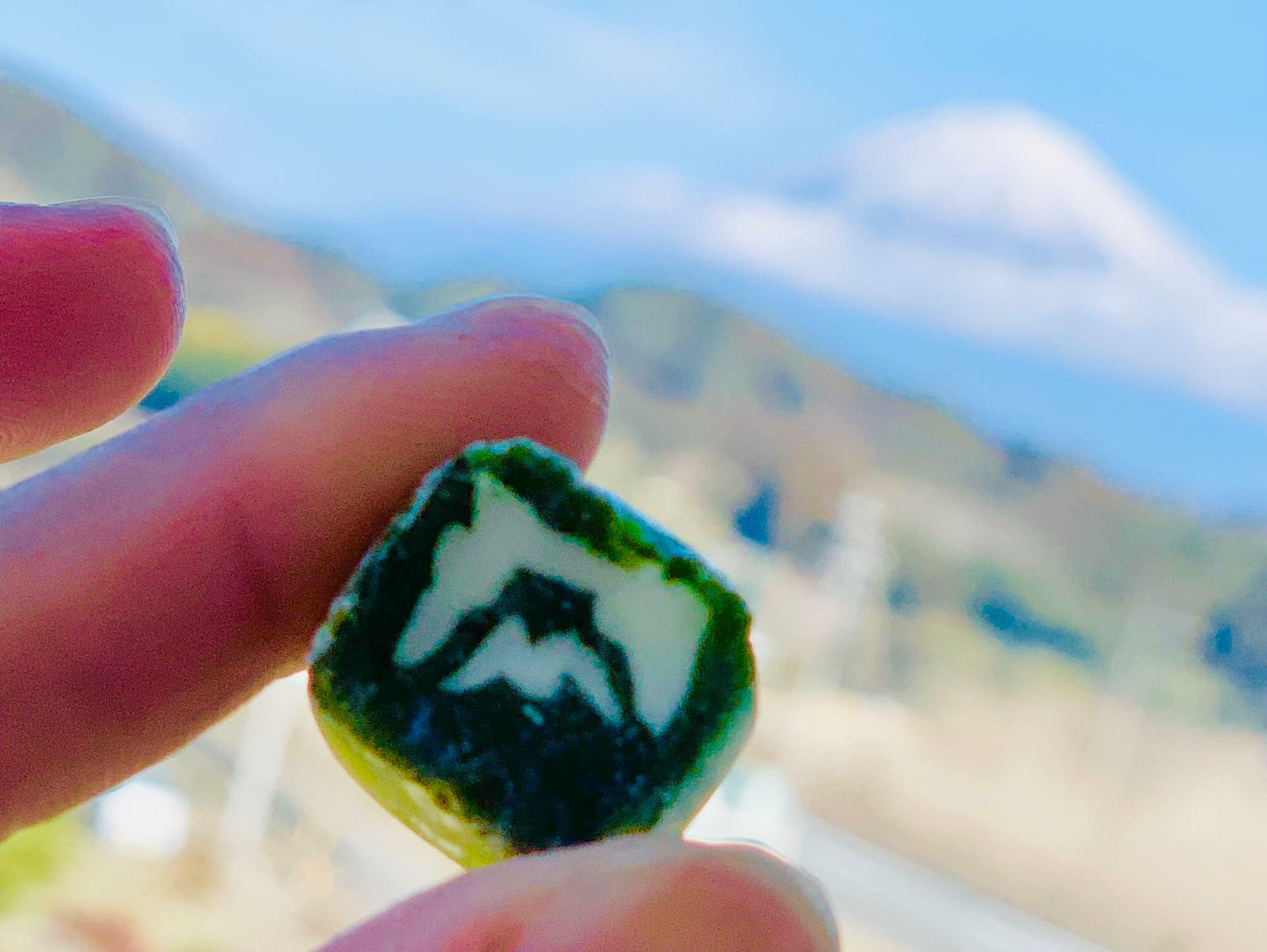 富士山の描かれた御茶飴はお土産に喜ばれそう！