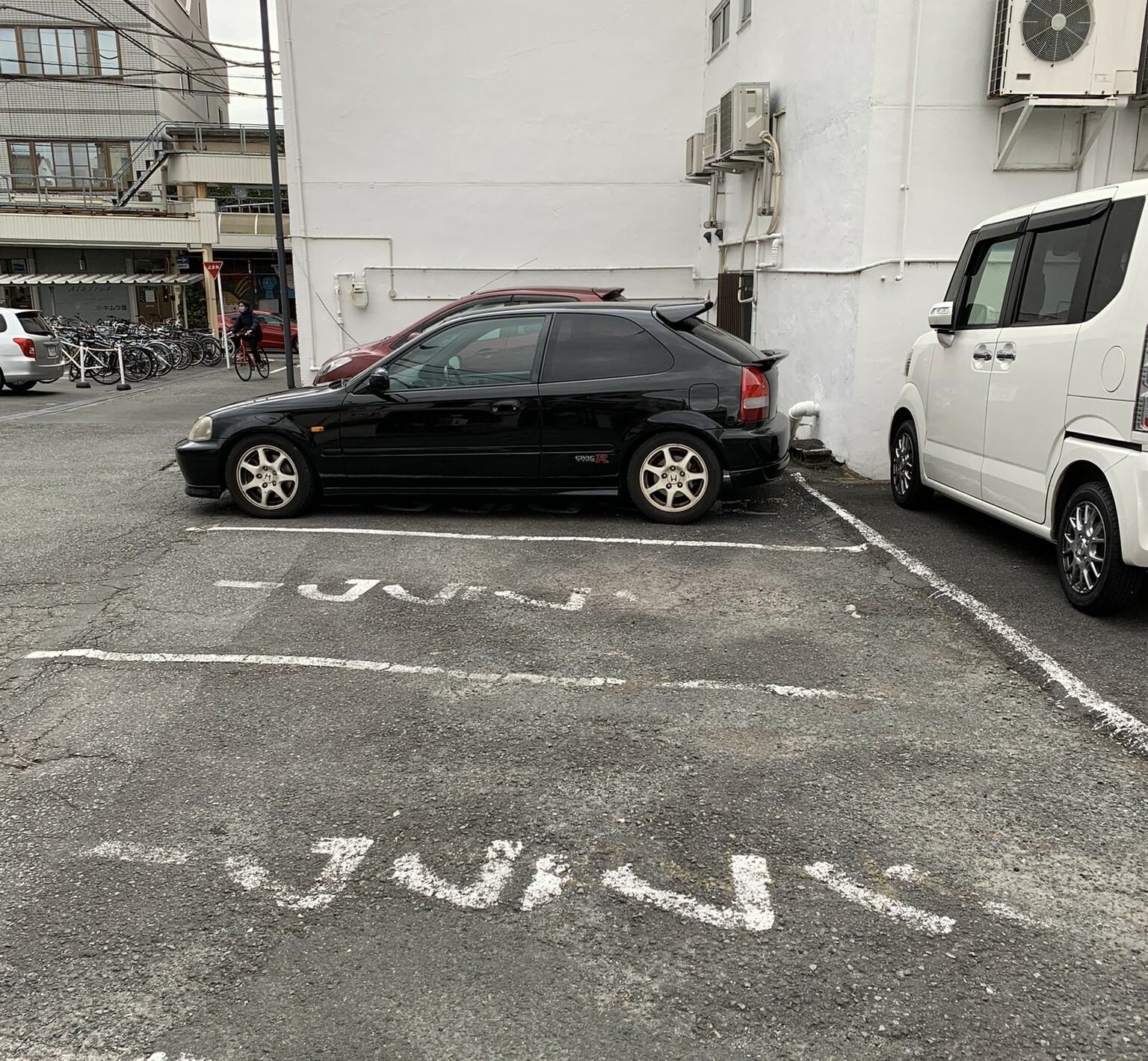 白いビルの手前に専用駐車場があります