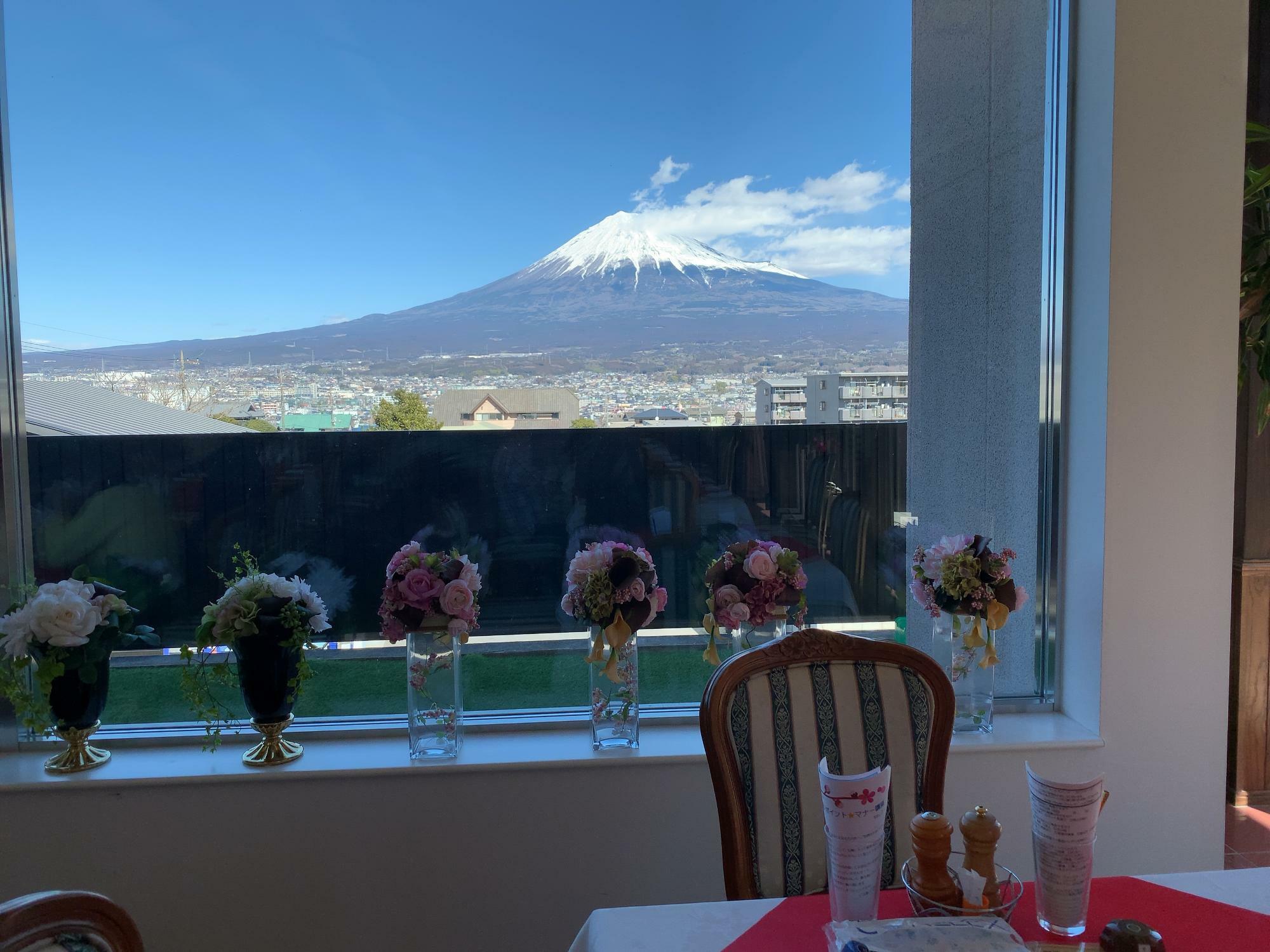レストラン内の窓からも富士山が見えます