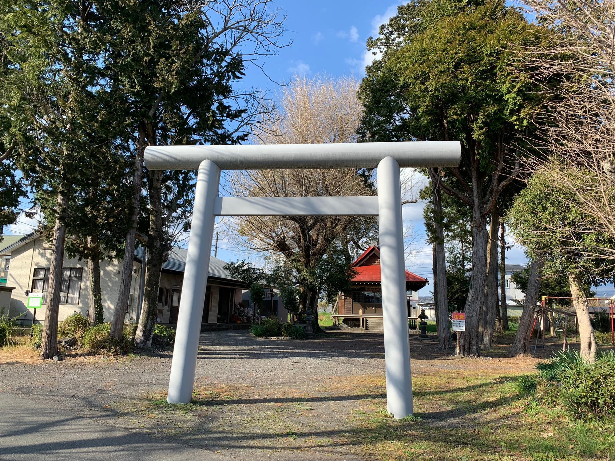 綺麗な白い鳥居が目を引きます！