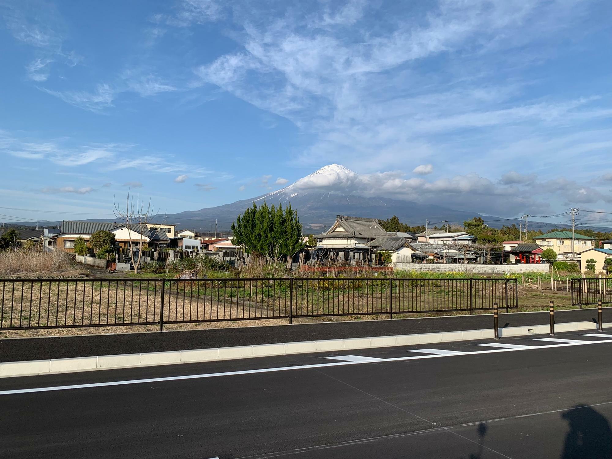 道路から見た富士山