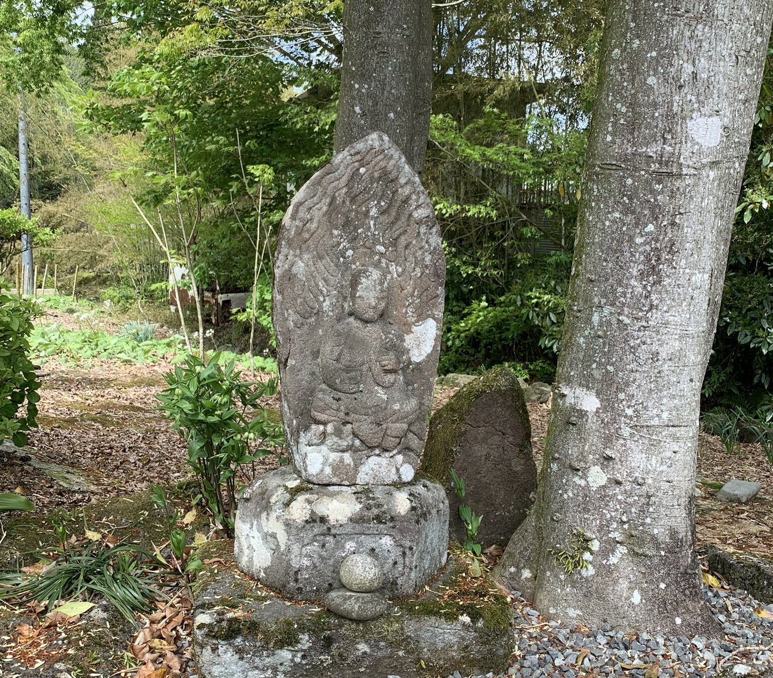 右側に祀られている石像
