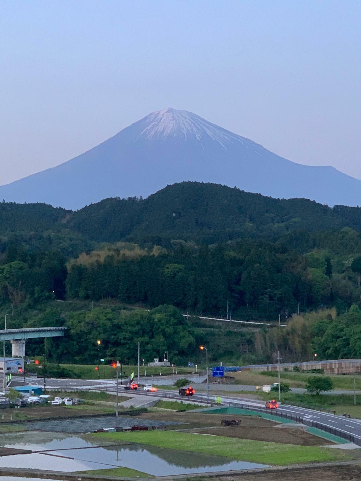 階段の途中から見た富士山と尾崎バイパス