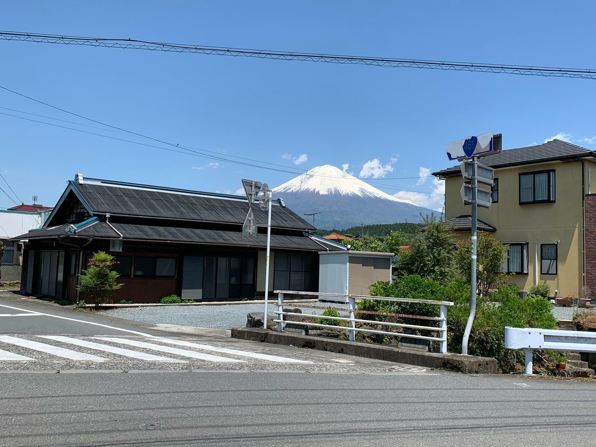 すわろうの庭から見える富士山