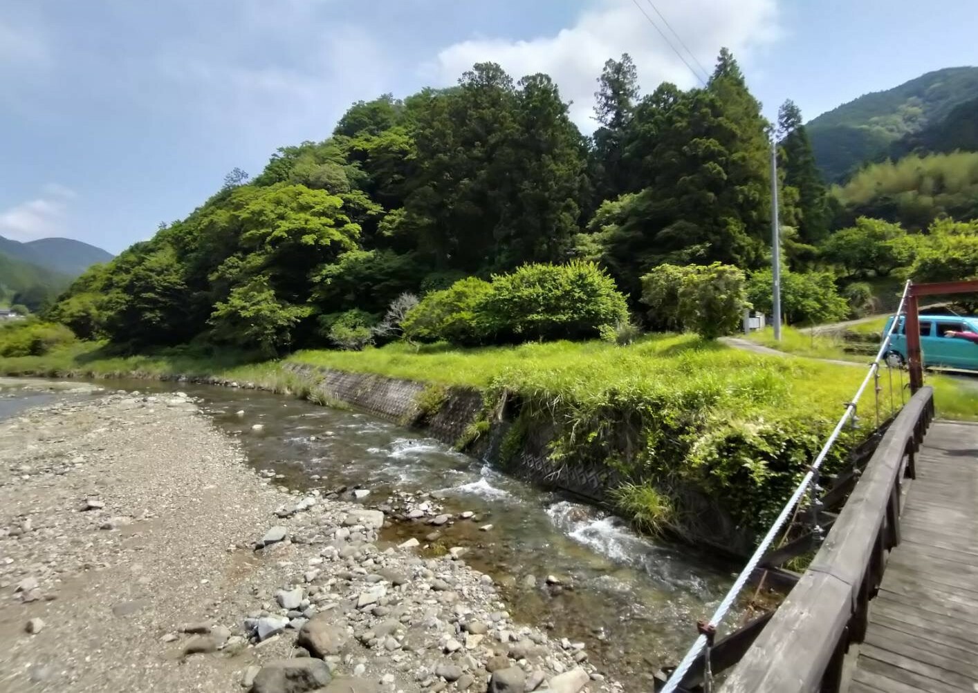 稲子川にかけられた橋を渡ります