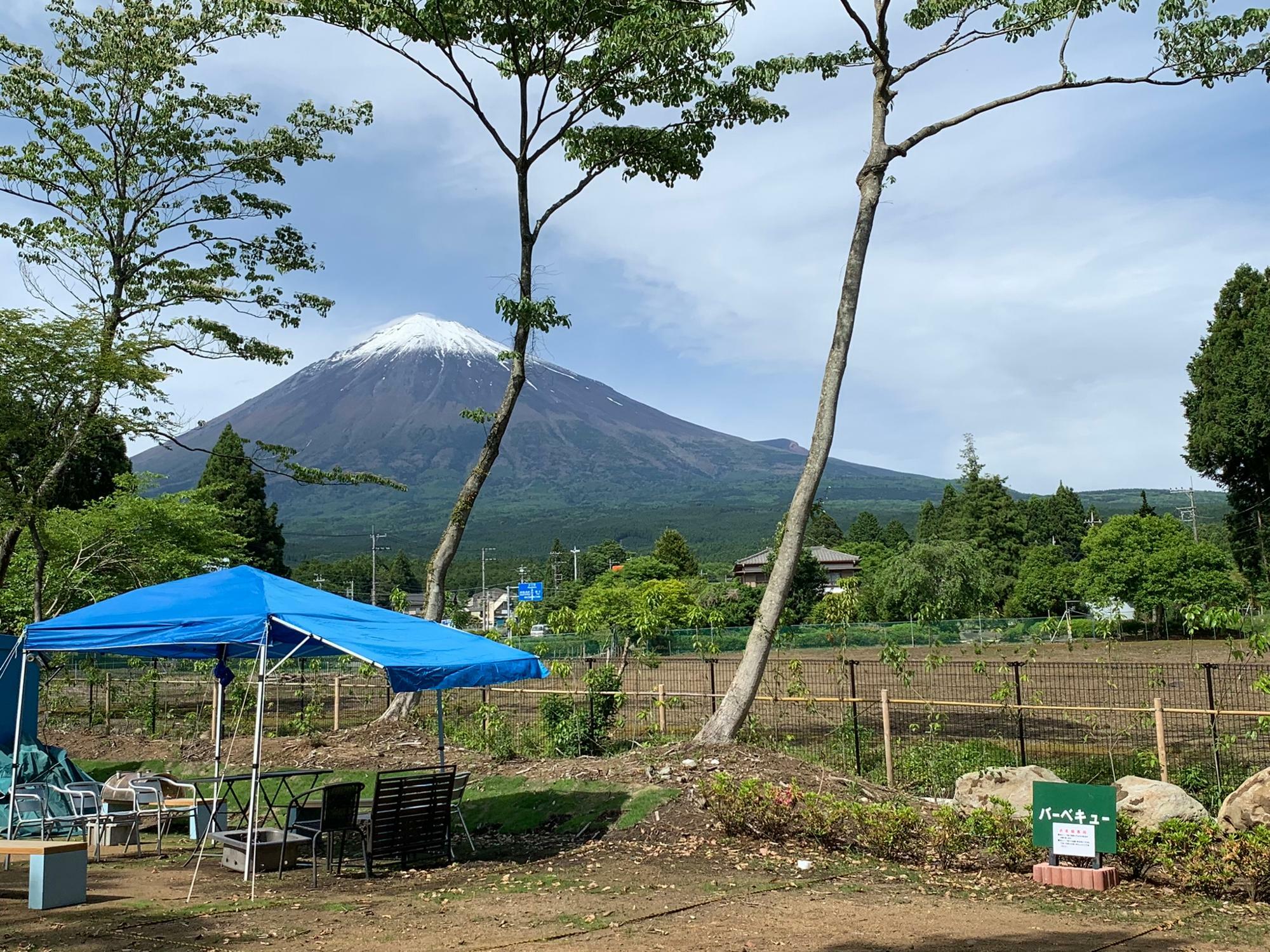 キャンプ場からは大きな富士山が見えます