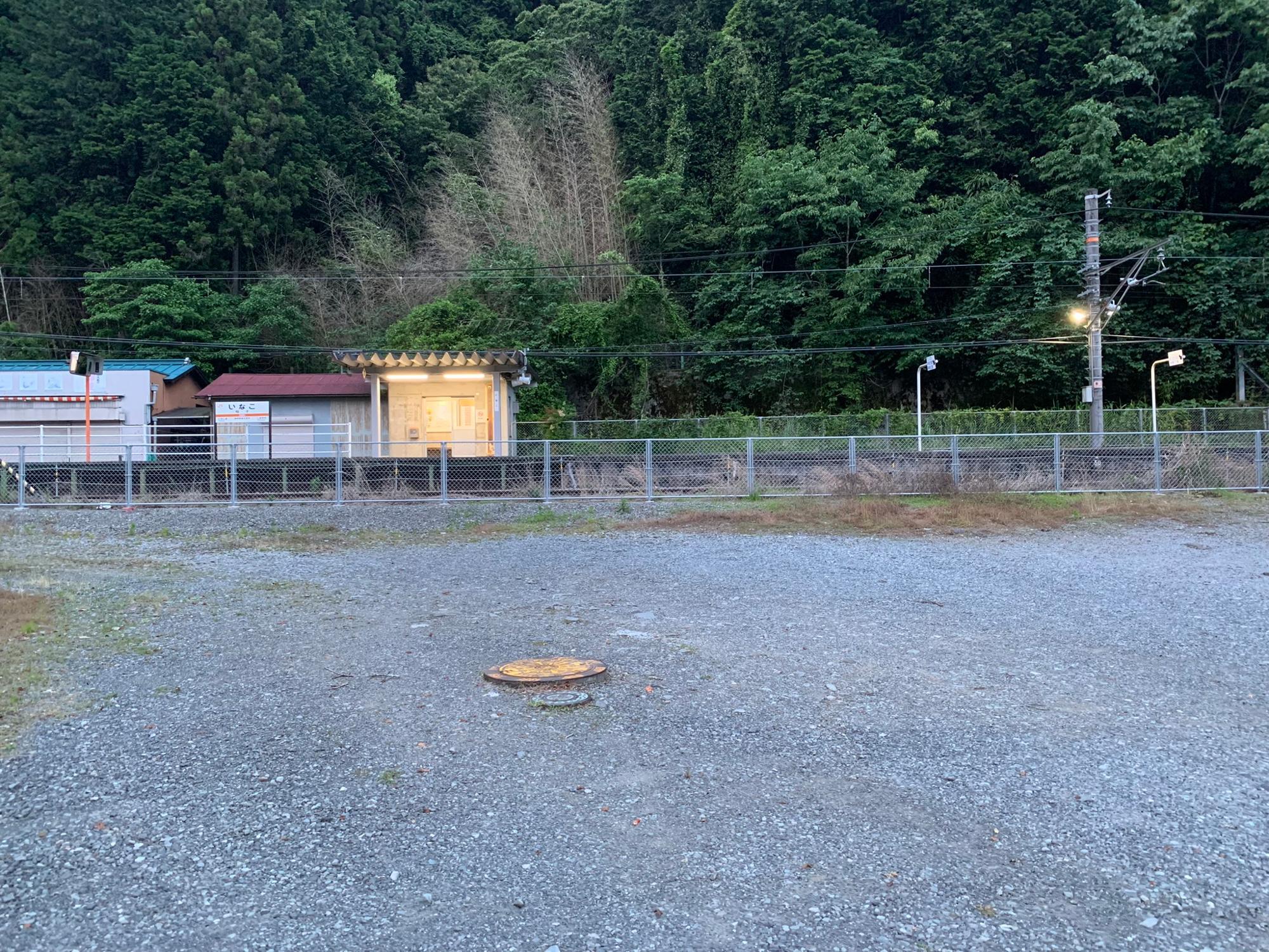 稲子駅前には広い駐車場もあります