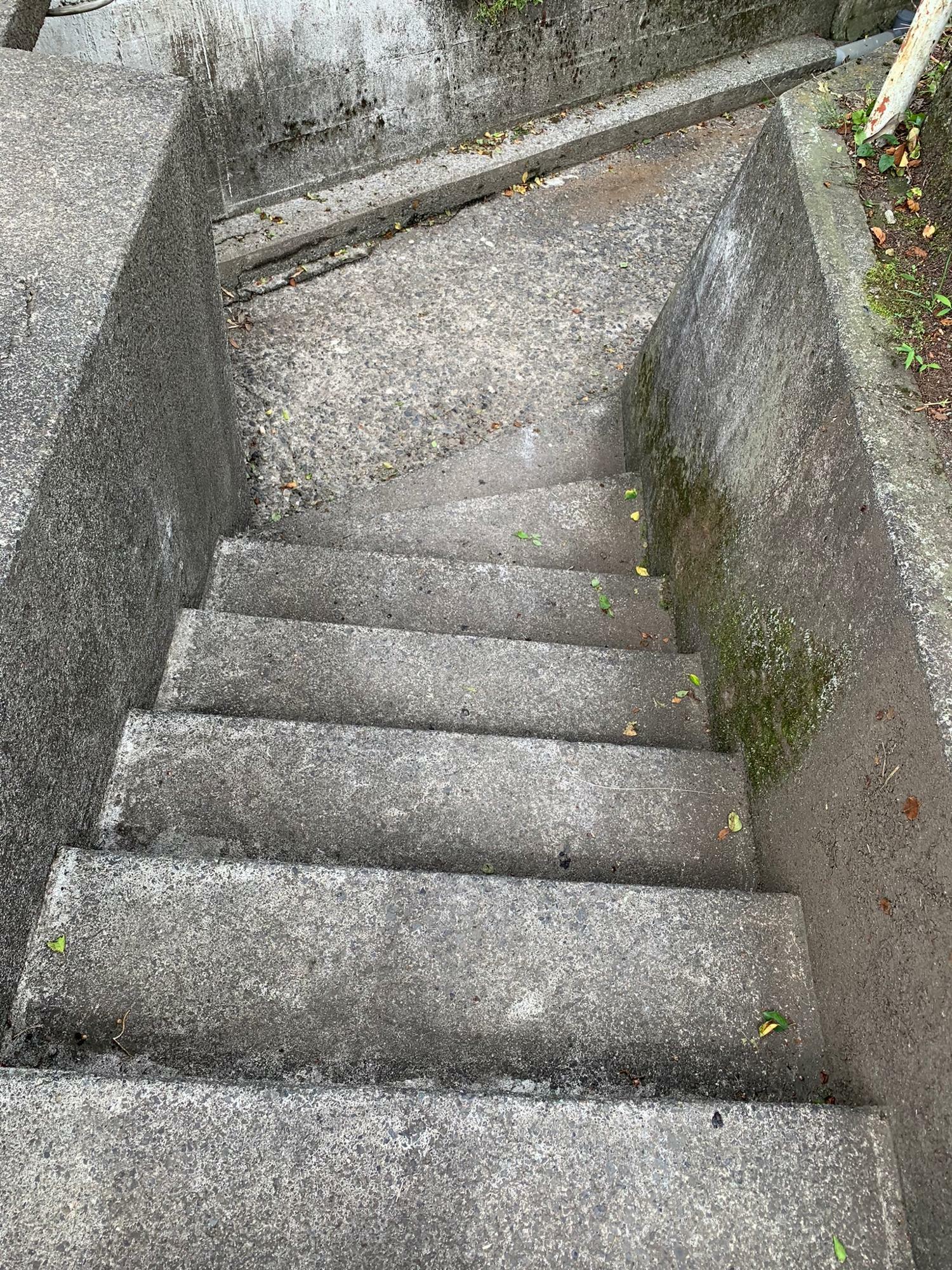 階段を下ります